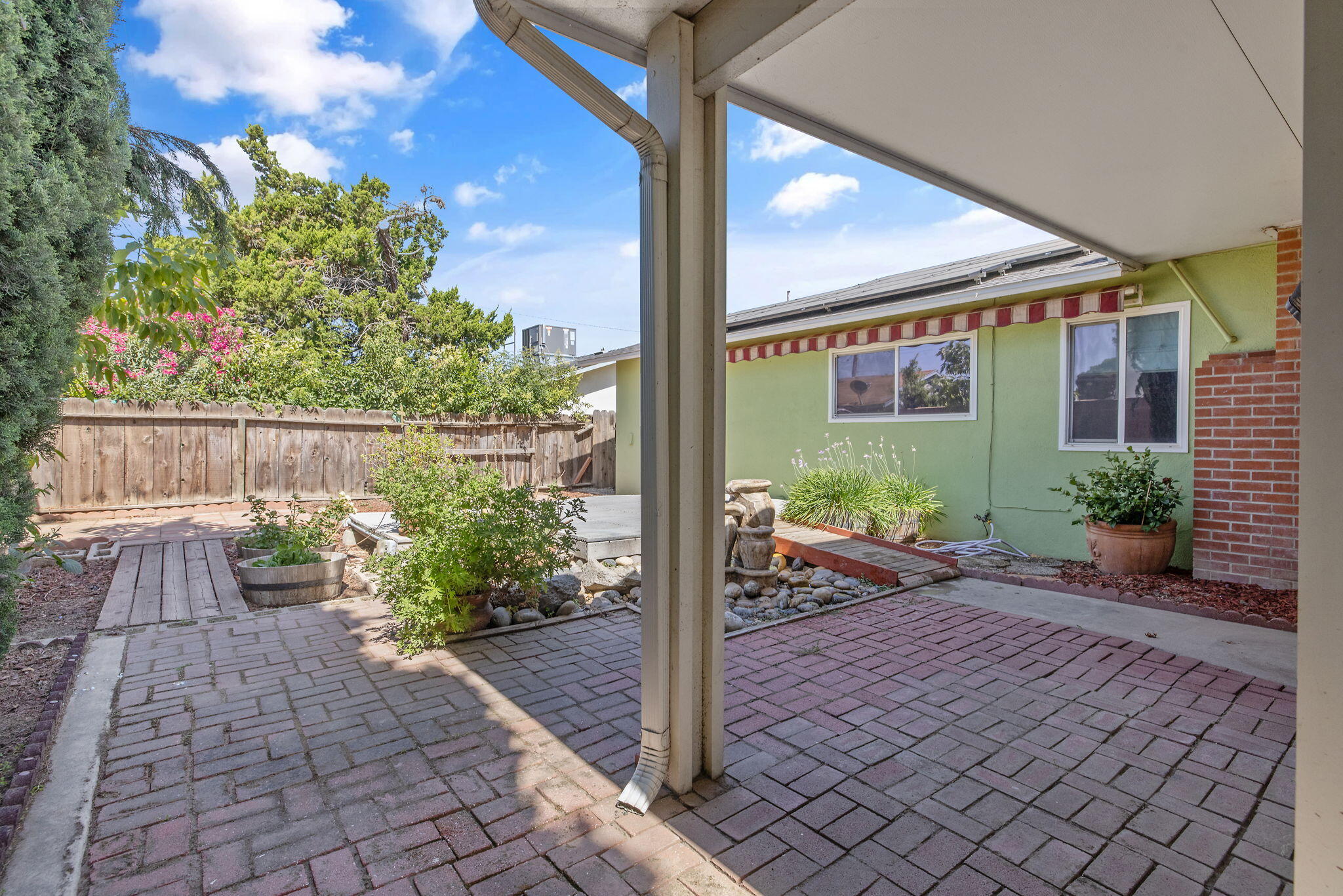 3325 W Laurel Ave, Visalia, CA 93277