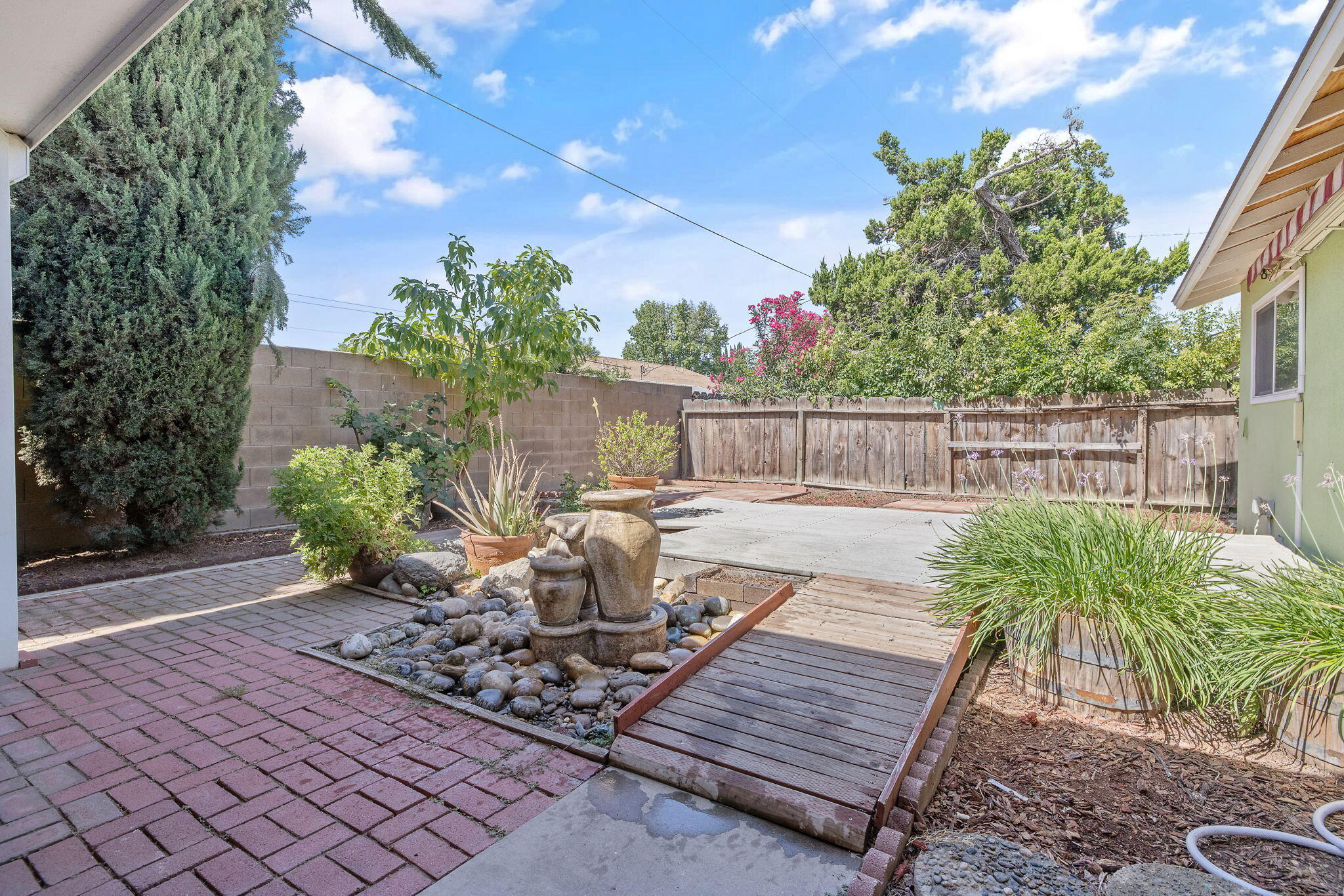 3325 W Laurel Ave, Visalia, CA 93277
