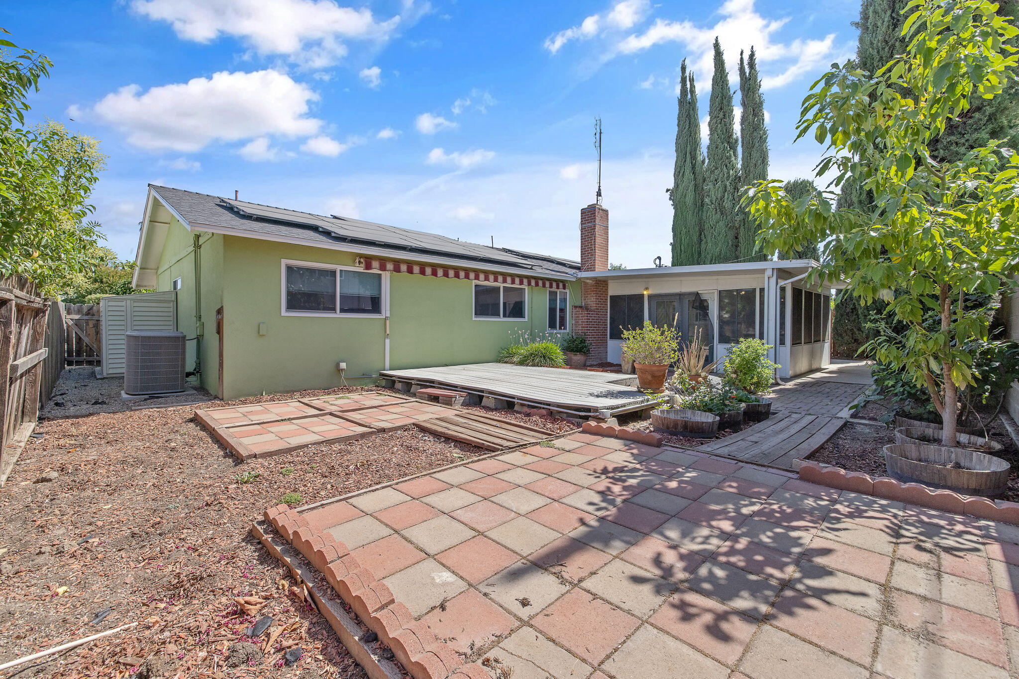 3325 W Laurel Ave, Visalia, CA 93277