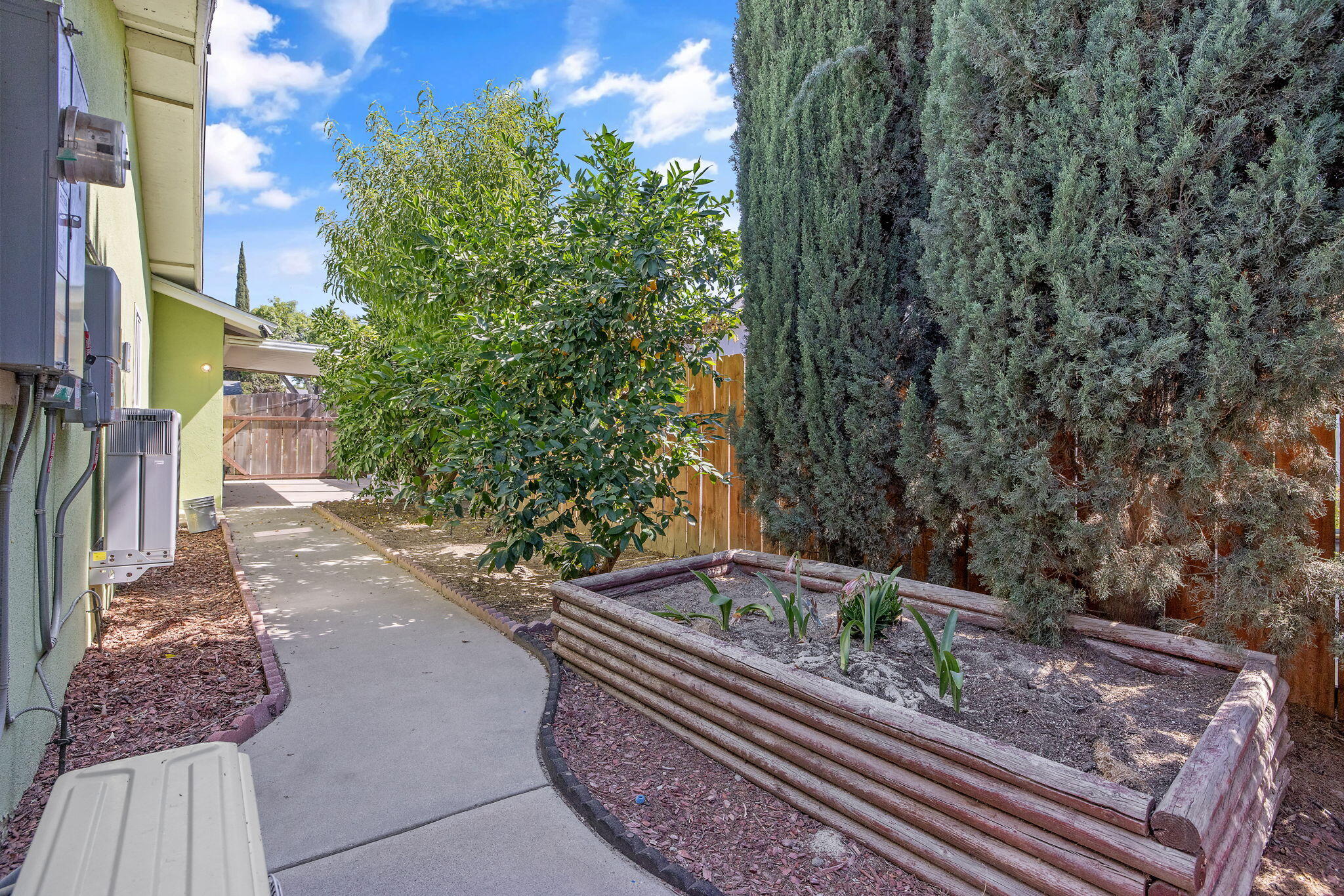 3325 W Laurel Ave, Visalia, CA 93277