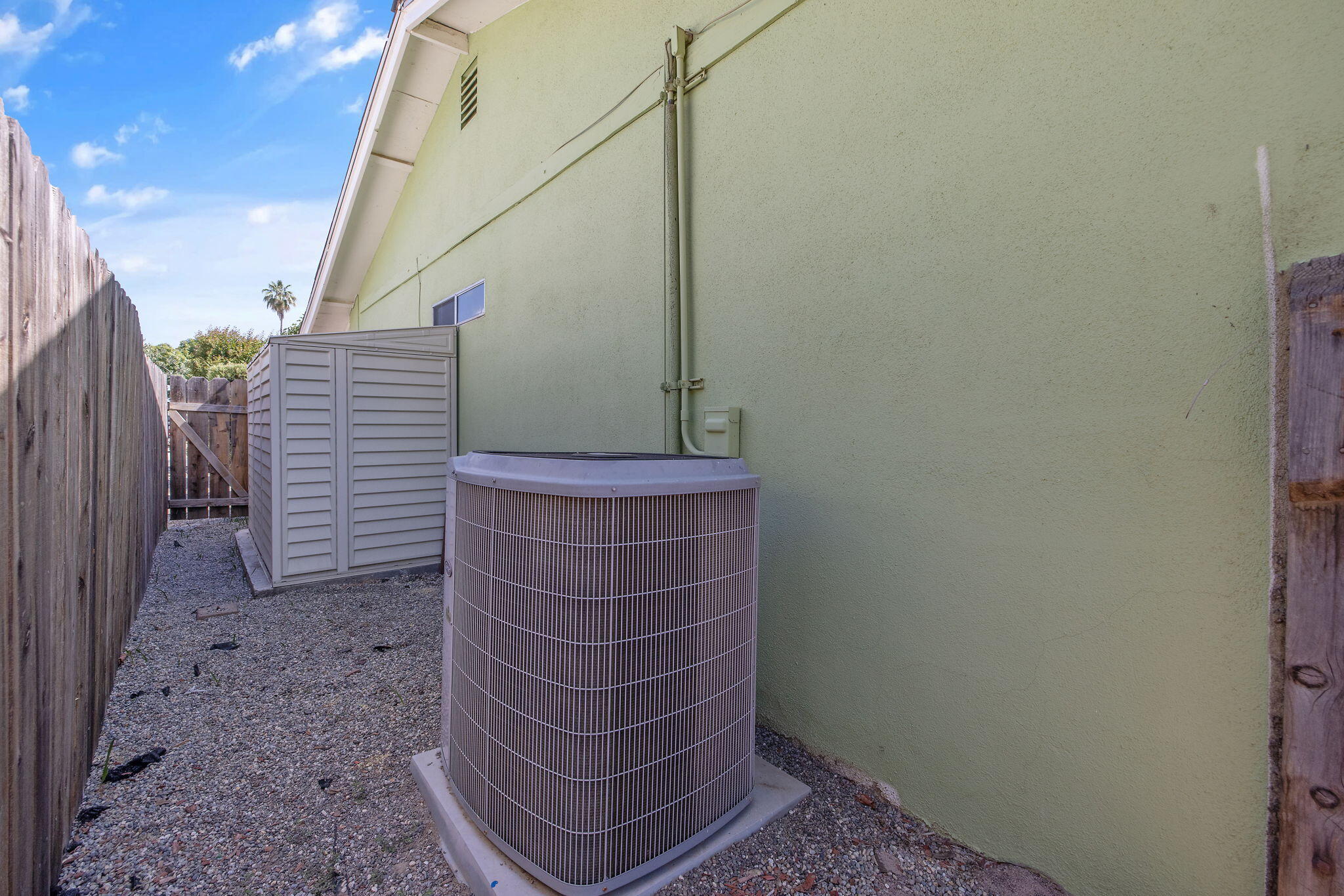 3325 W Laurel Ave, Visalia, CA 93277