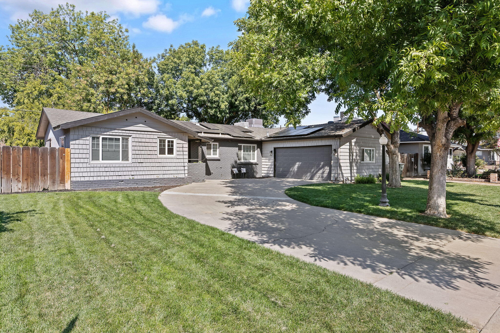 2424 W Fairview Ct, Visalia, CA 93277