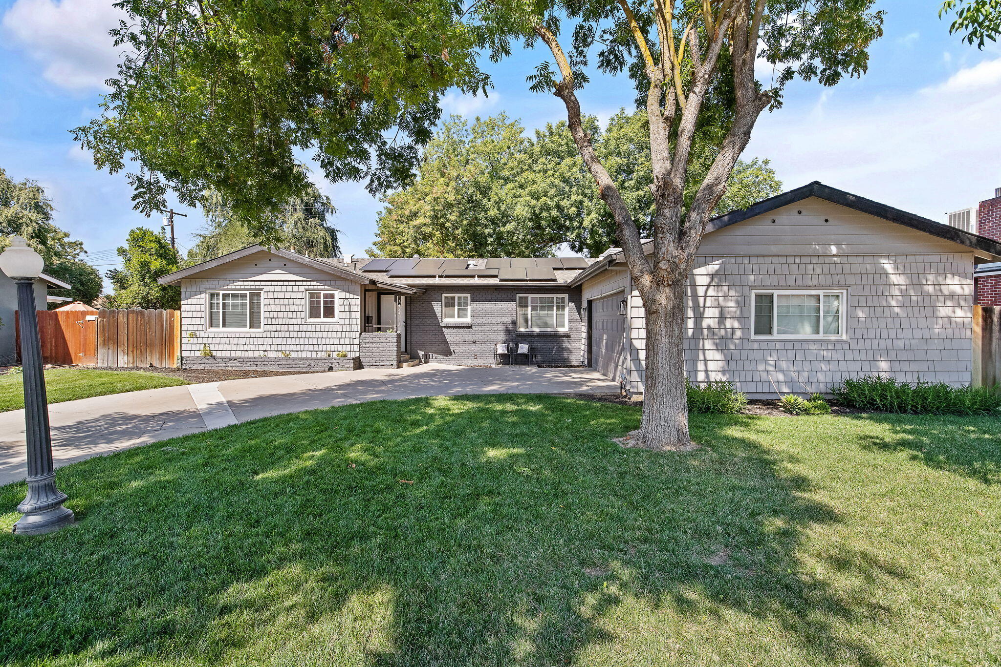 2424 W Fairview Ct, Visalia, CA 93277