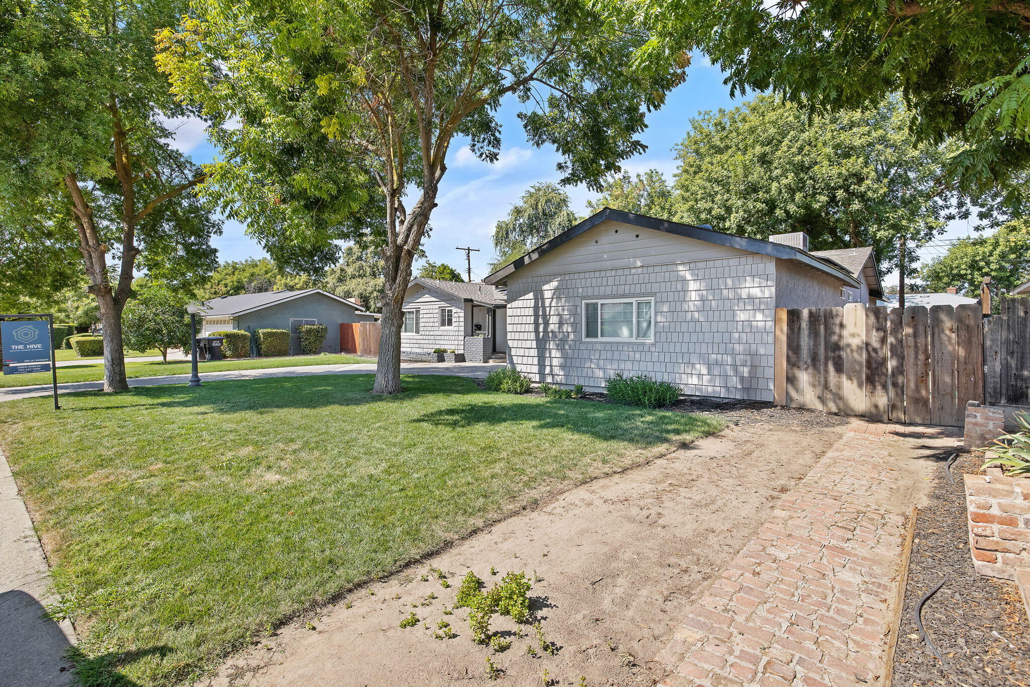 2424 W Fairview Ct, Visalia, CA 93277