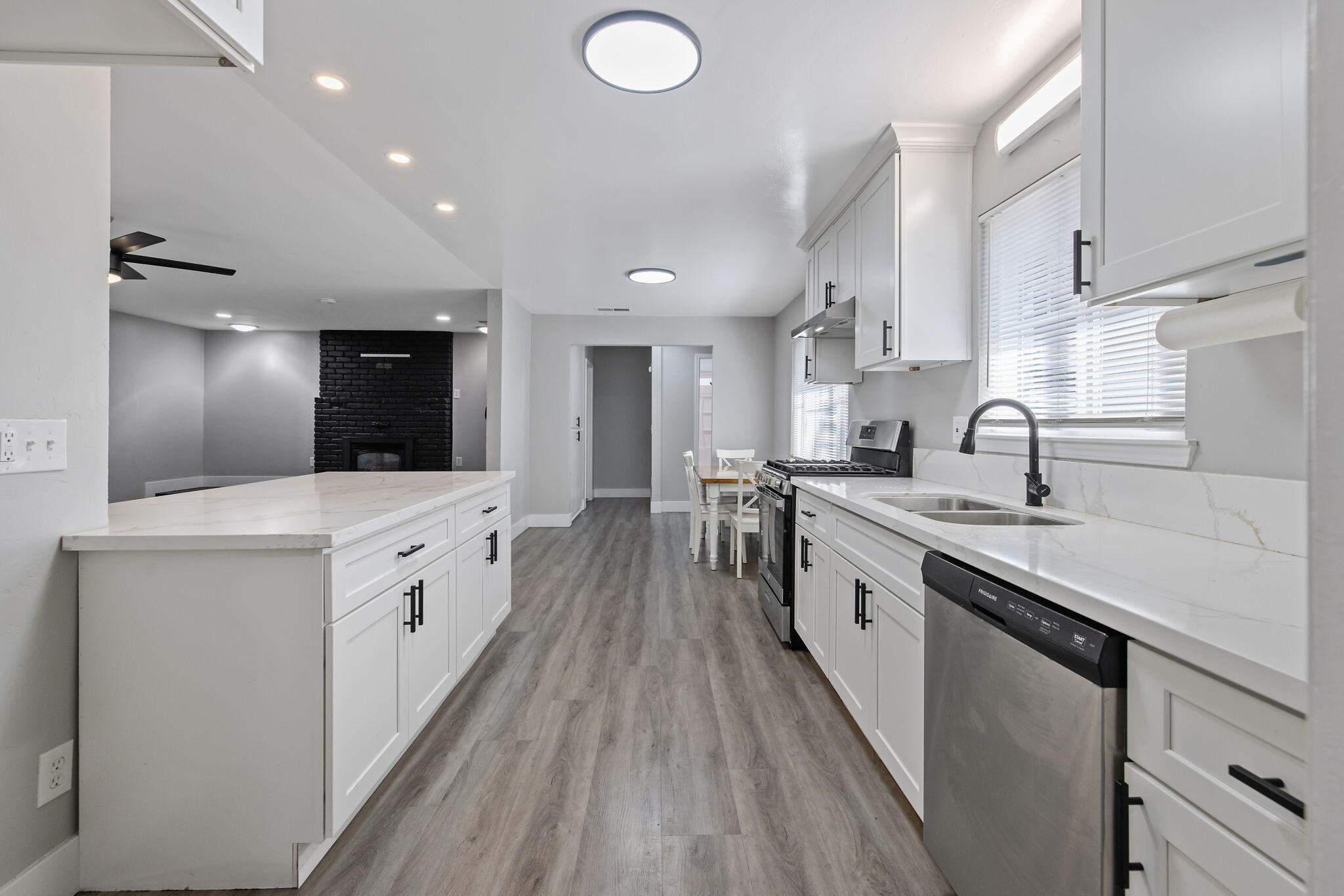 2424 W Fairview Ct, Visalia, CA 93277