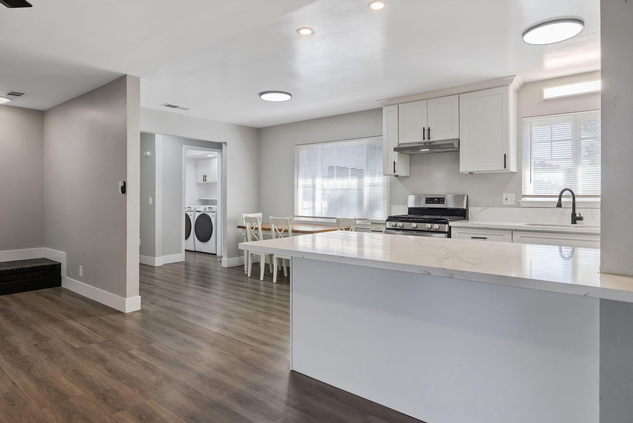 2424 W Fairview Ct, Visalia, CA 93277