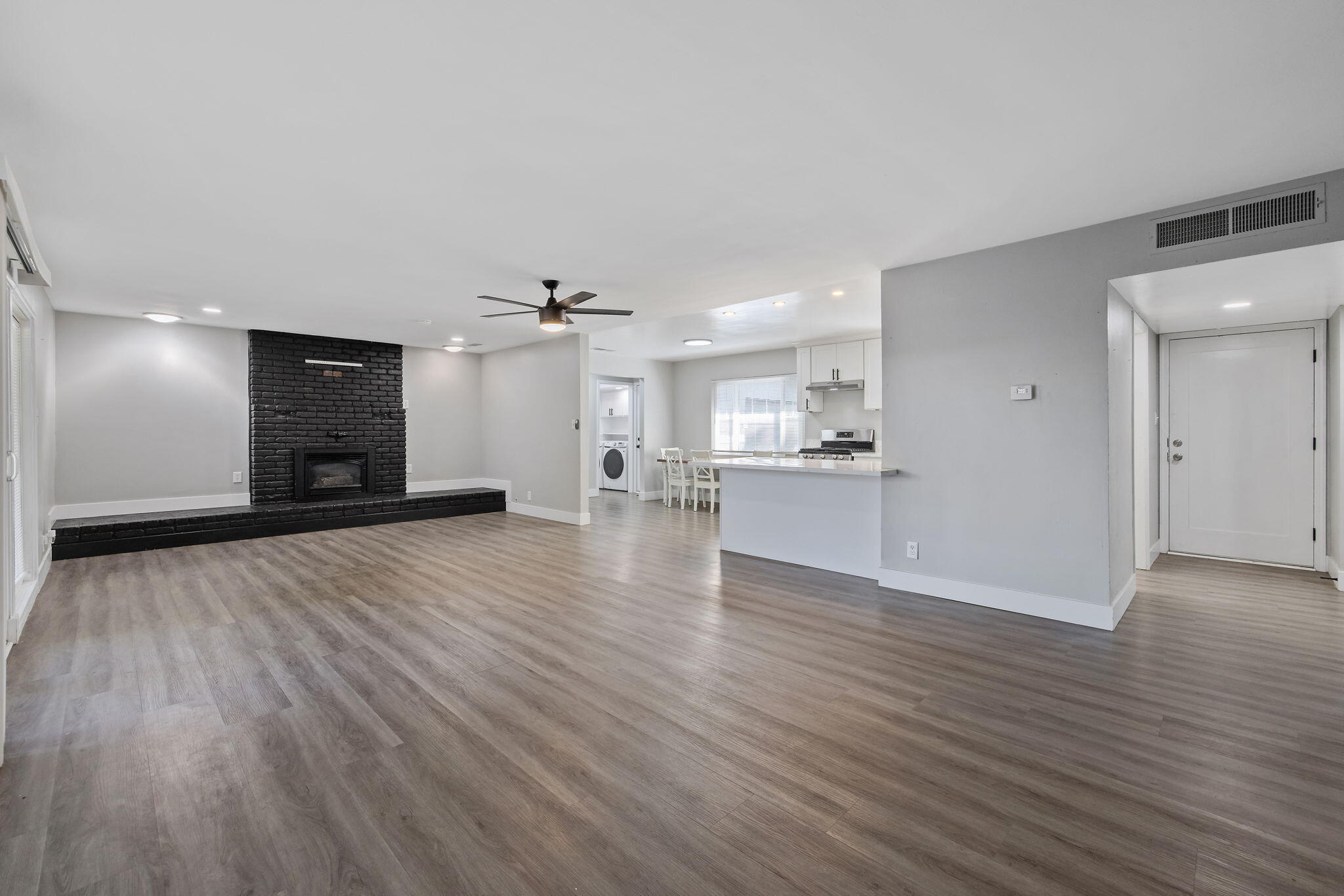 2424 W Fairview Ct, Visalia, CA 93277