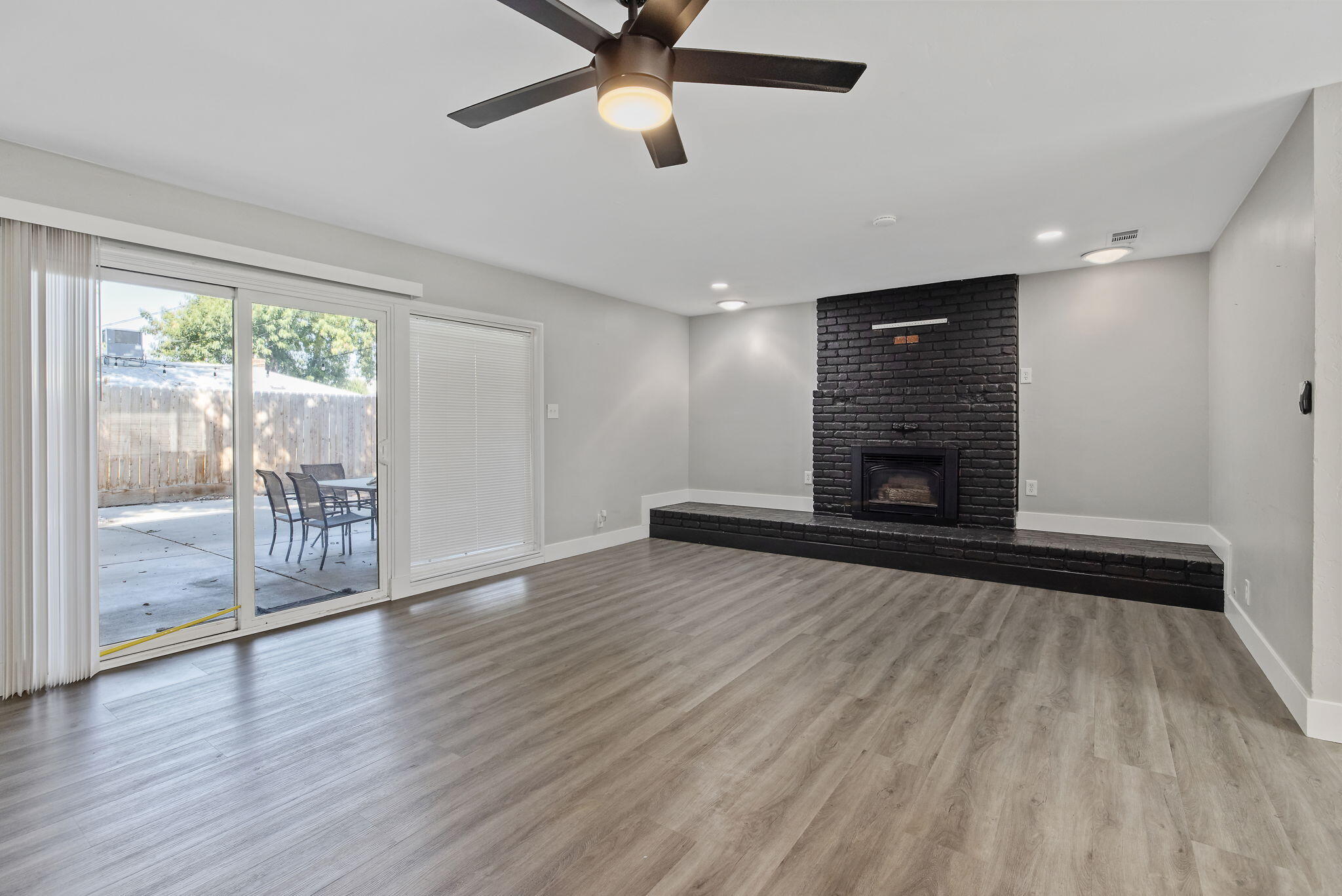 2424 W Fairview Ct, Visalia, CA 93277