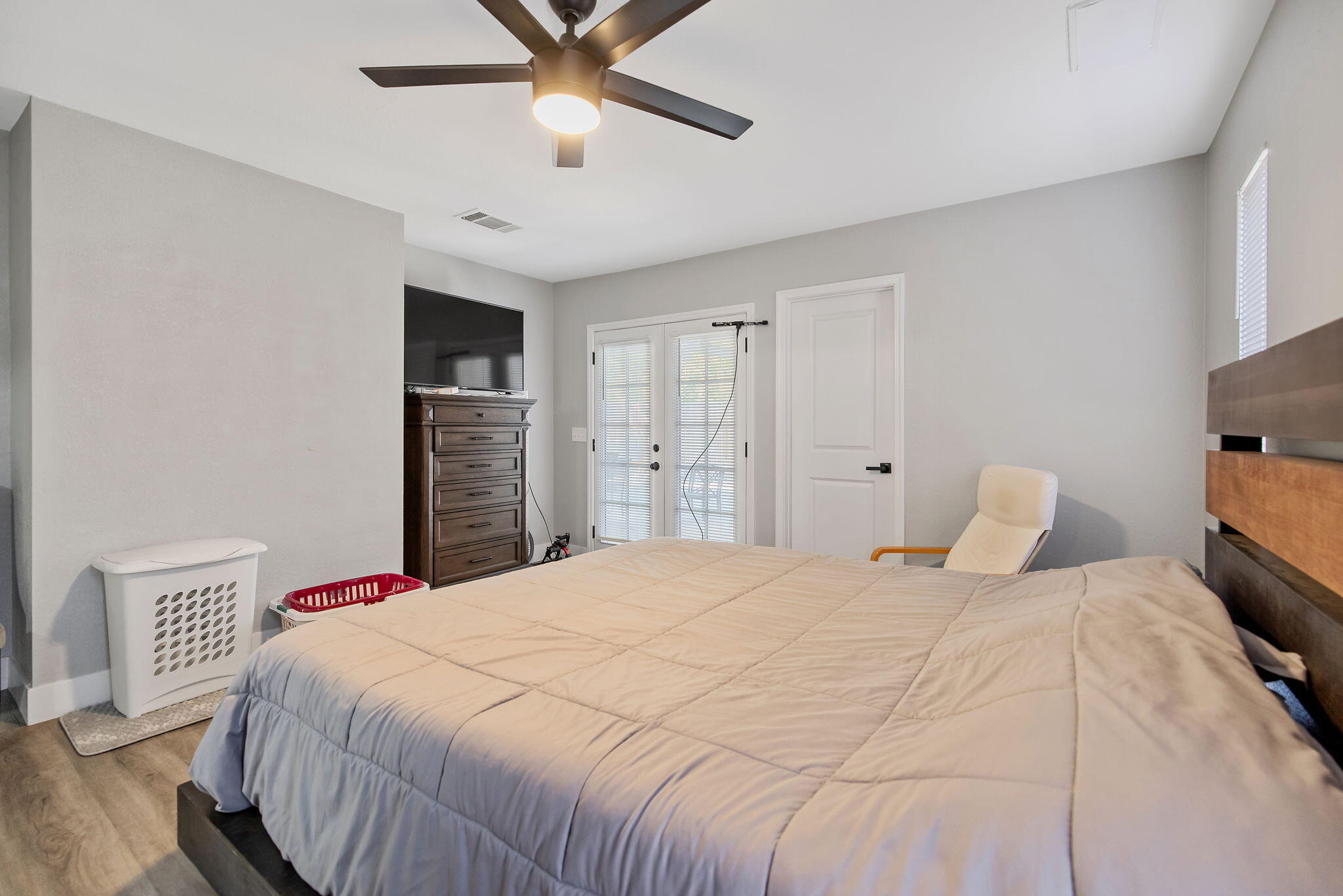 2424 W Fairview Ct, Visalia, CA 93277
