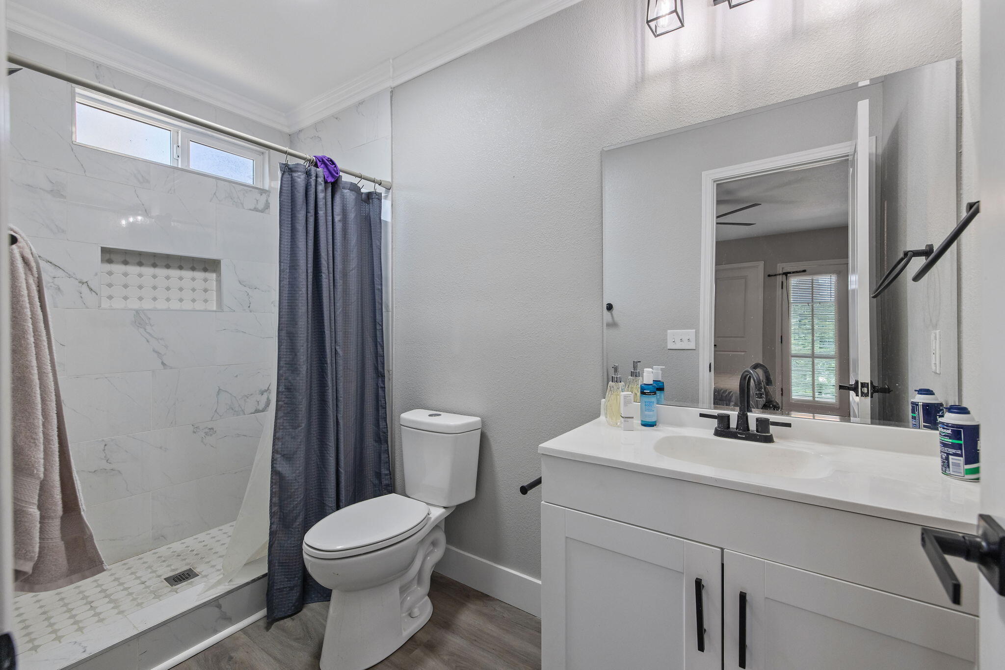 2424 W Fairview Ct, Visalia, CA 93277