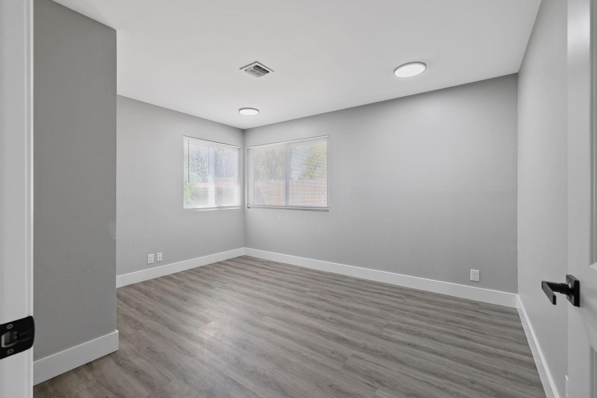 2424 W Fairview Ct, Visalia, CA 93277