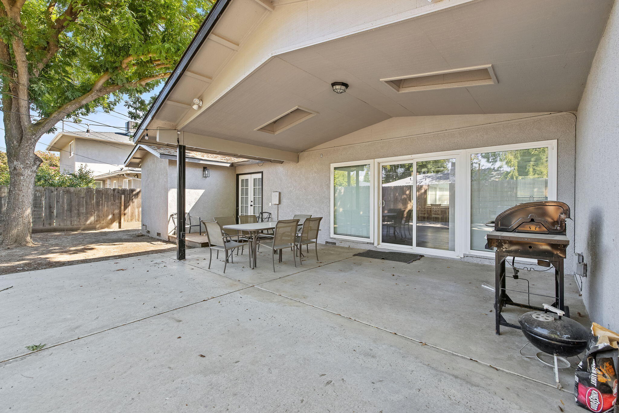 2424 W Fairview Ct, Visalia, CA 93277