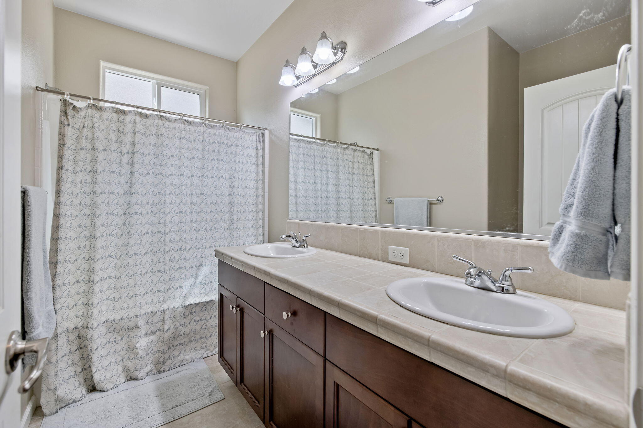 3316 Tradewinds Ave, Tulare, CA 93274