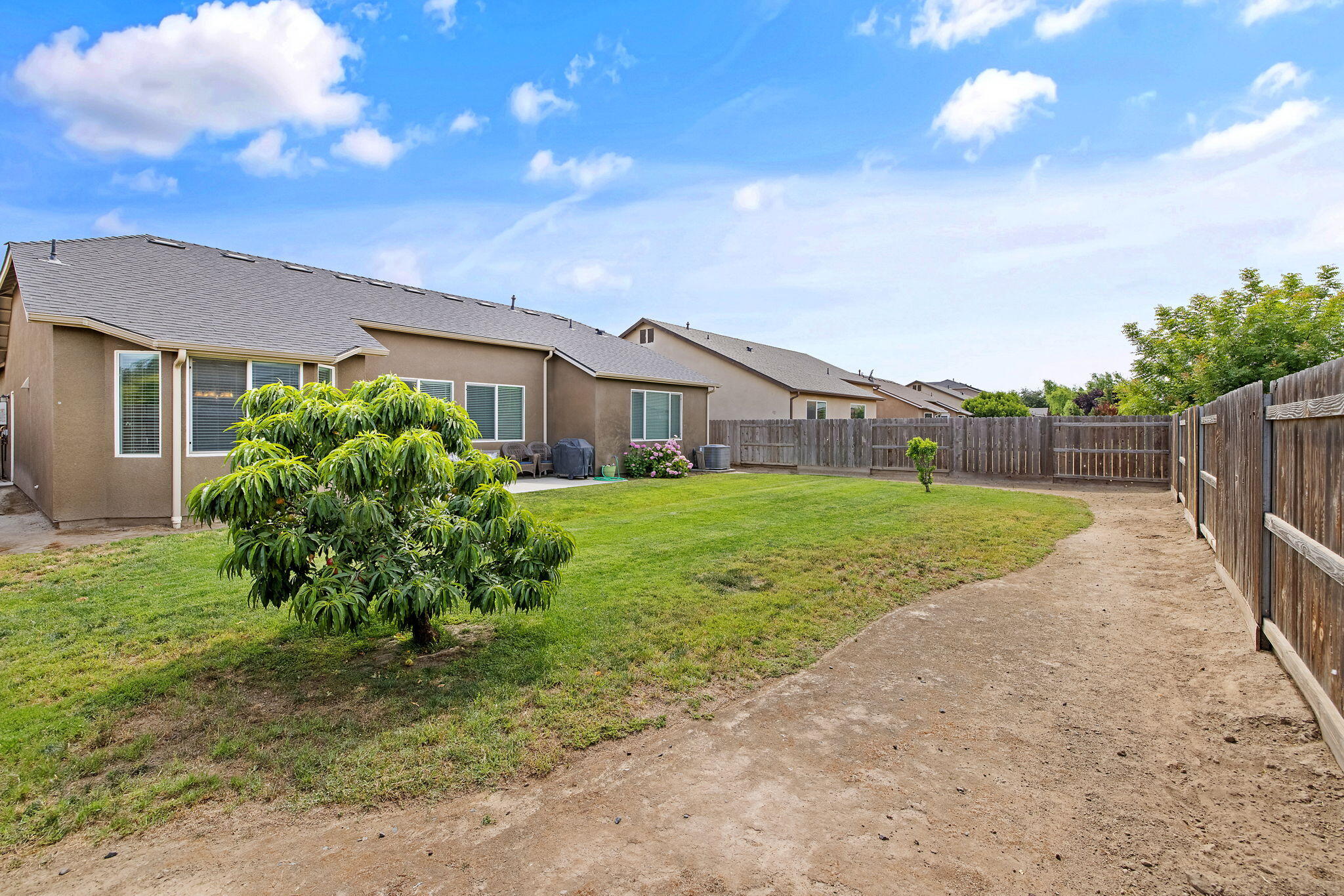 3316 Tradewinds Ave, Tulare, CA 93274