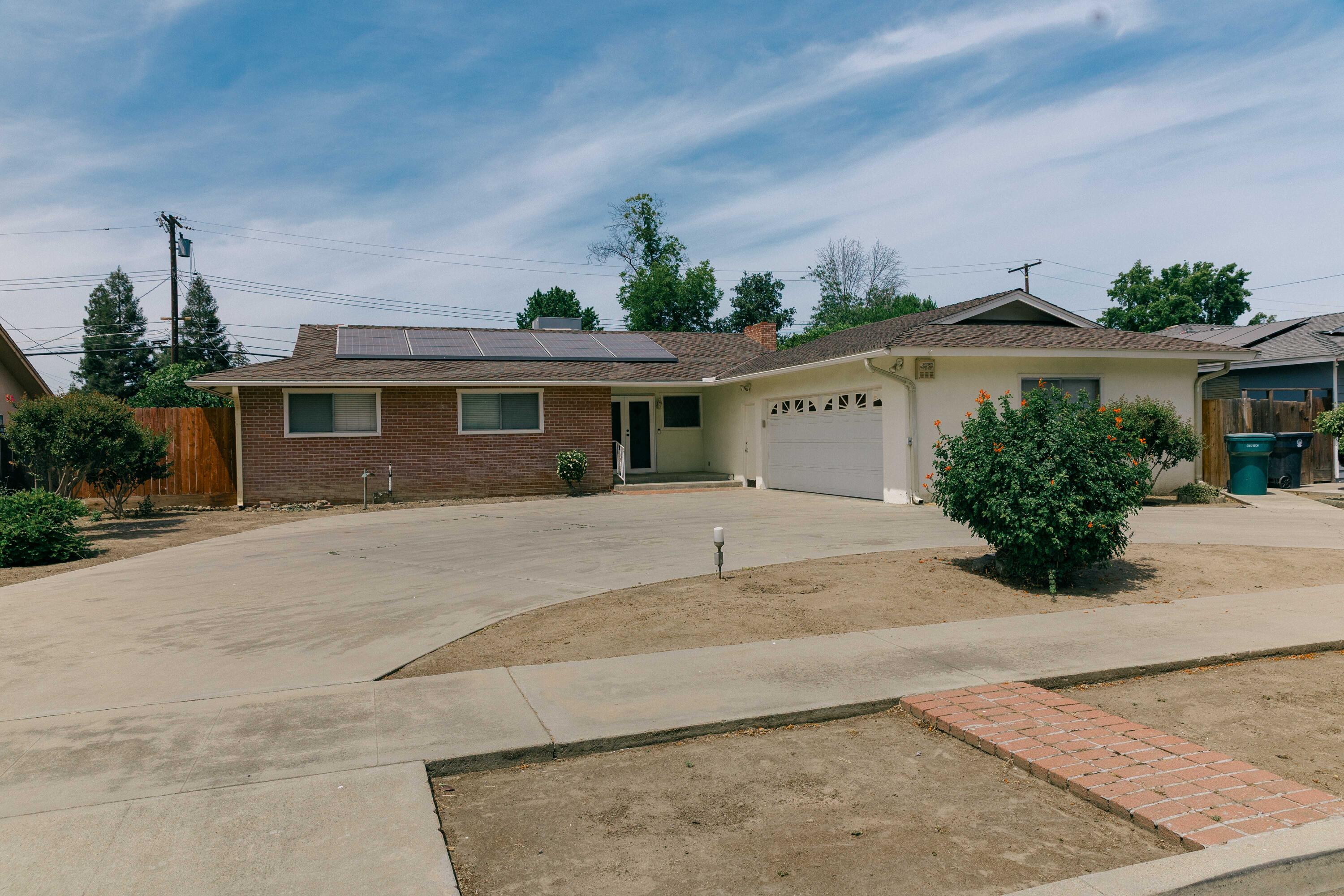 132 E Gannon Dr, Tulare, CA 93274