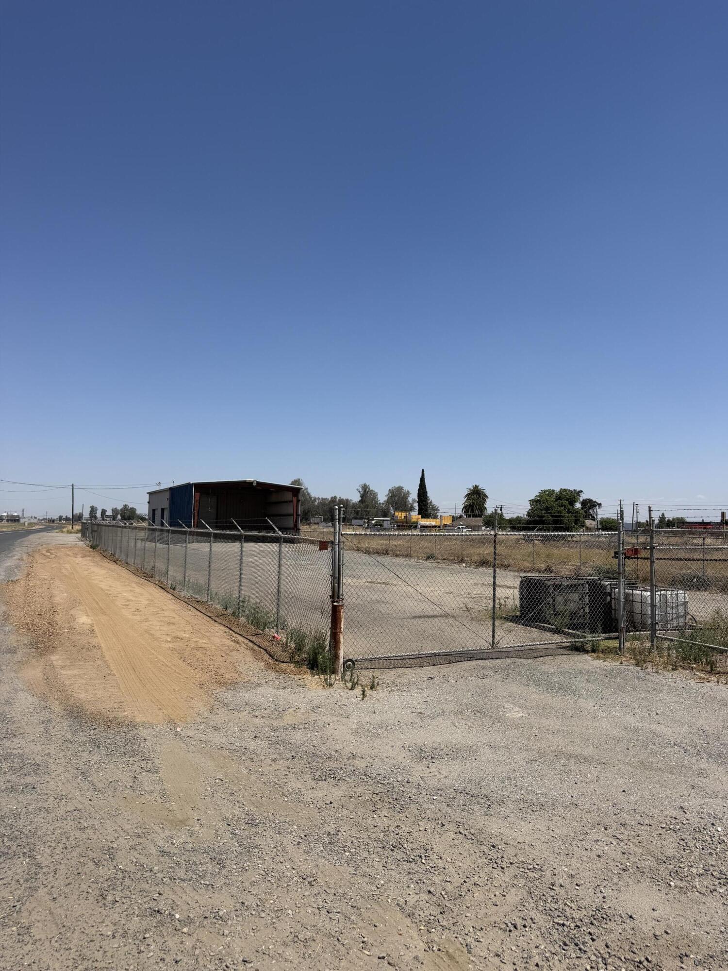 236 N Market St, Pixley, CA 93256