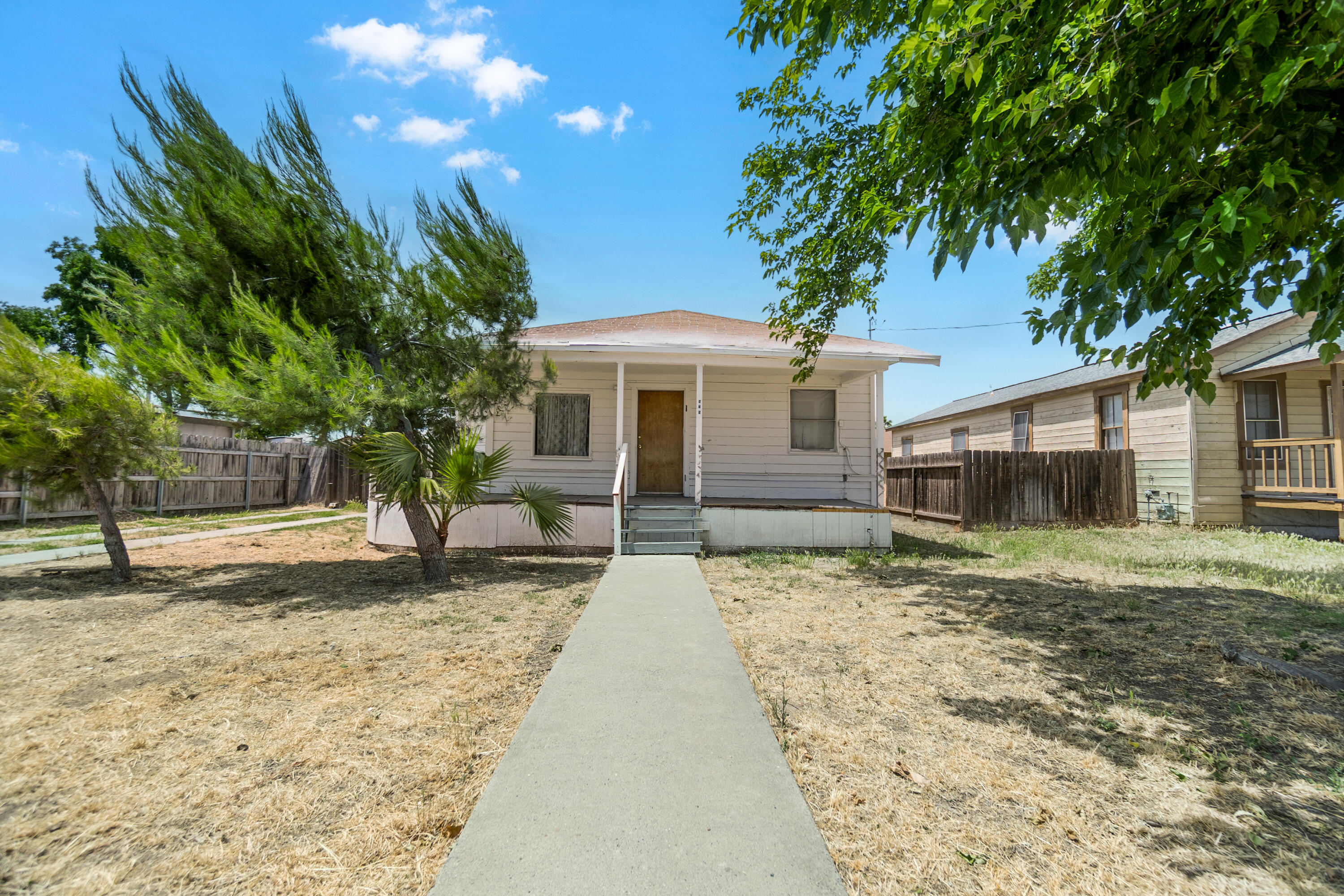 826 Kimball Ln, Hanford, CA 93230