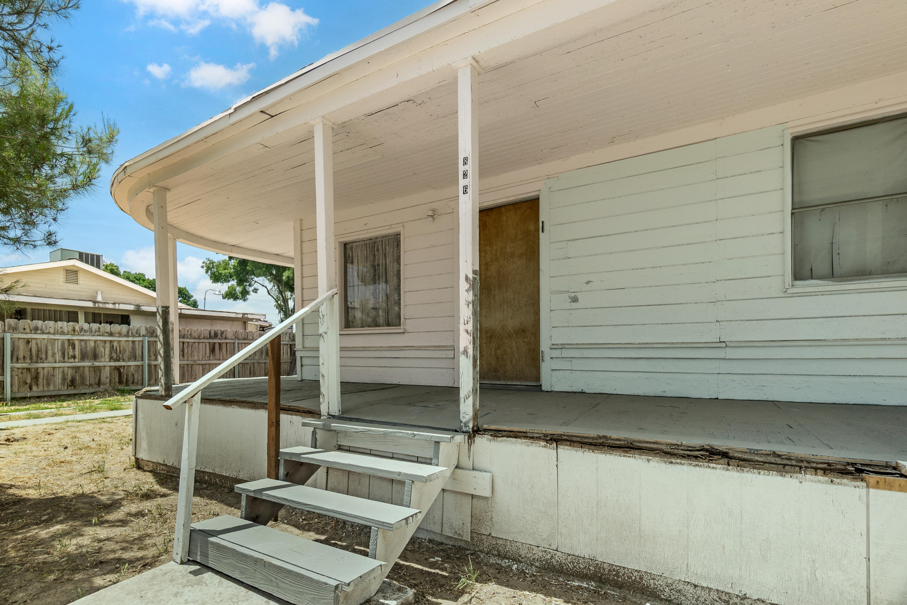 826 Kimball Ln, Hanford, CA 93230