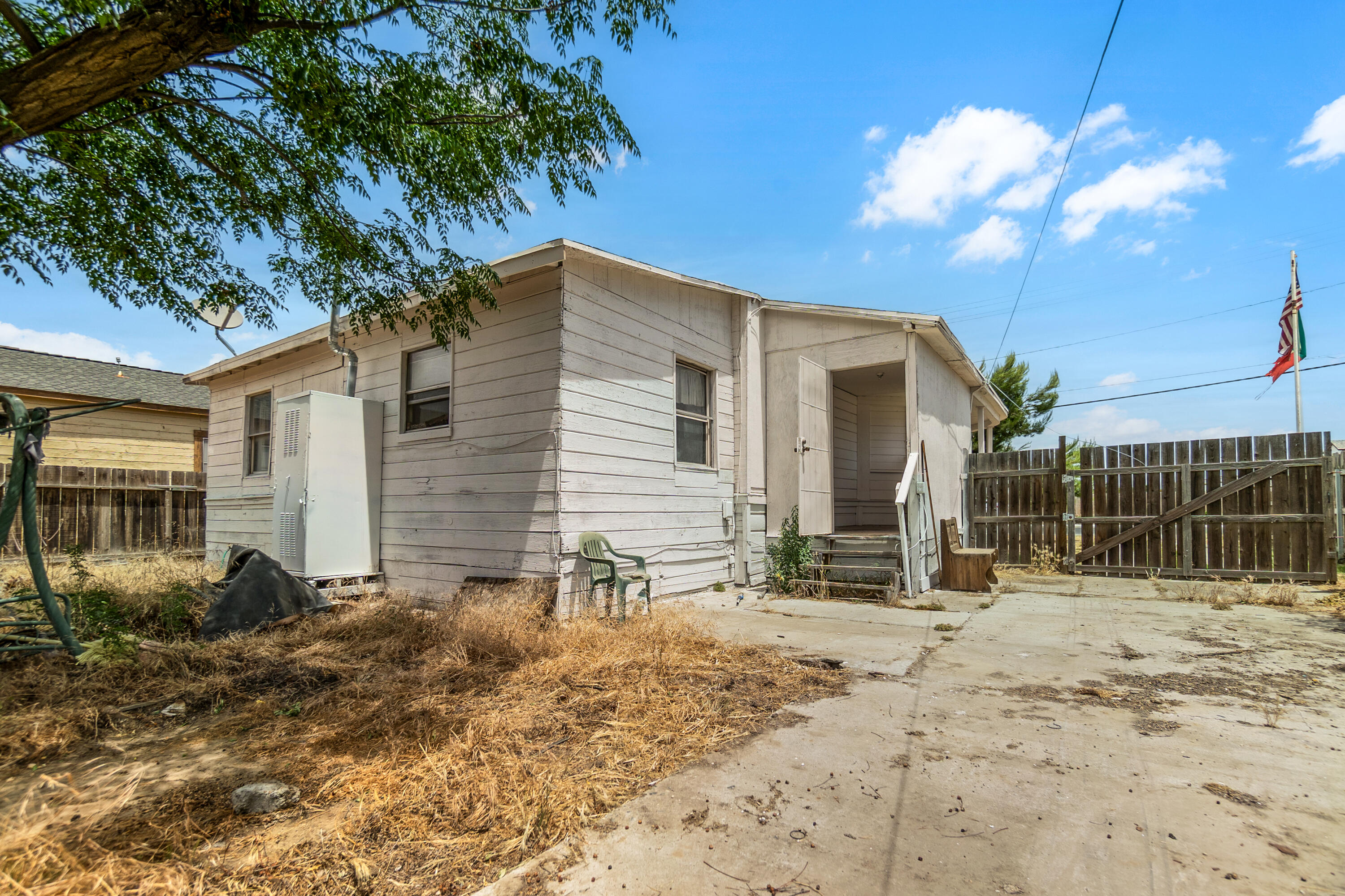 826 Kimball Ln, Hanford, CA 93230