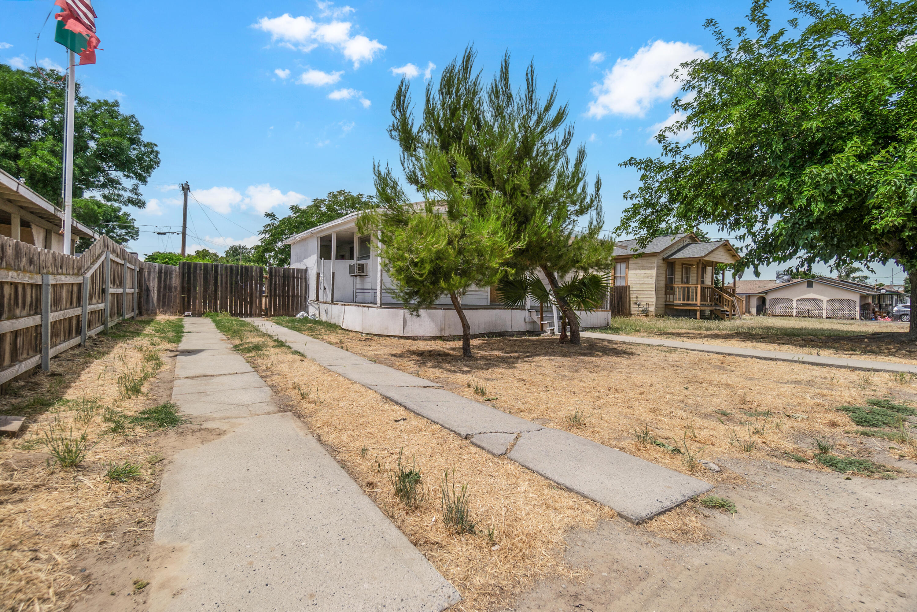 826 Kimball Ln, Hanford, CA 93230