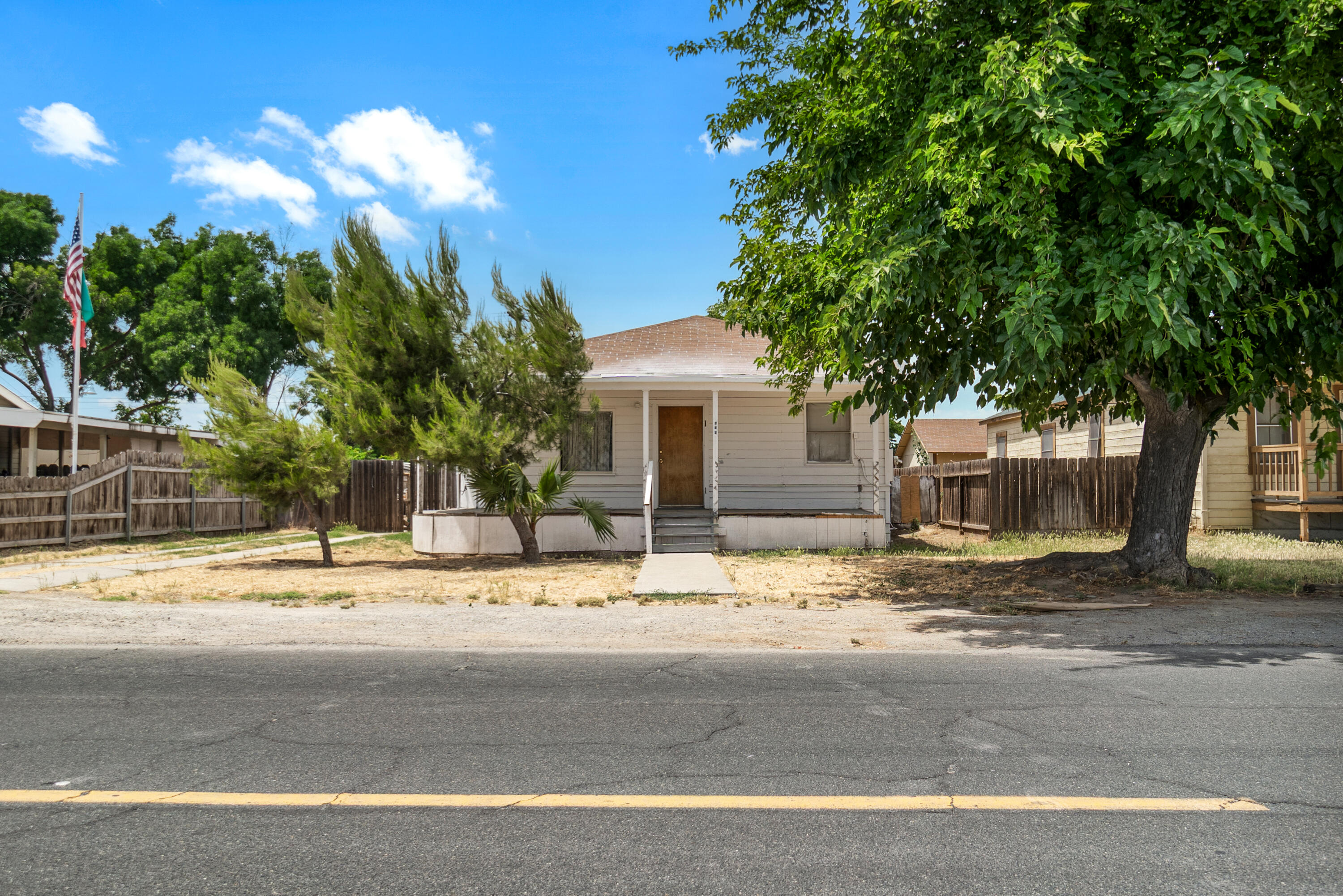 826 Kimball Ln, Hanford, CA 93230