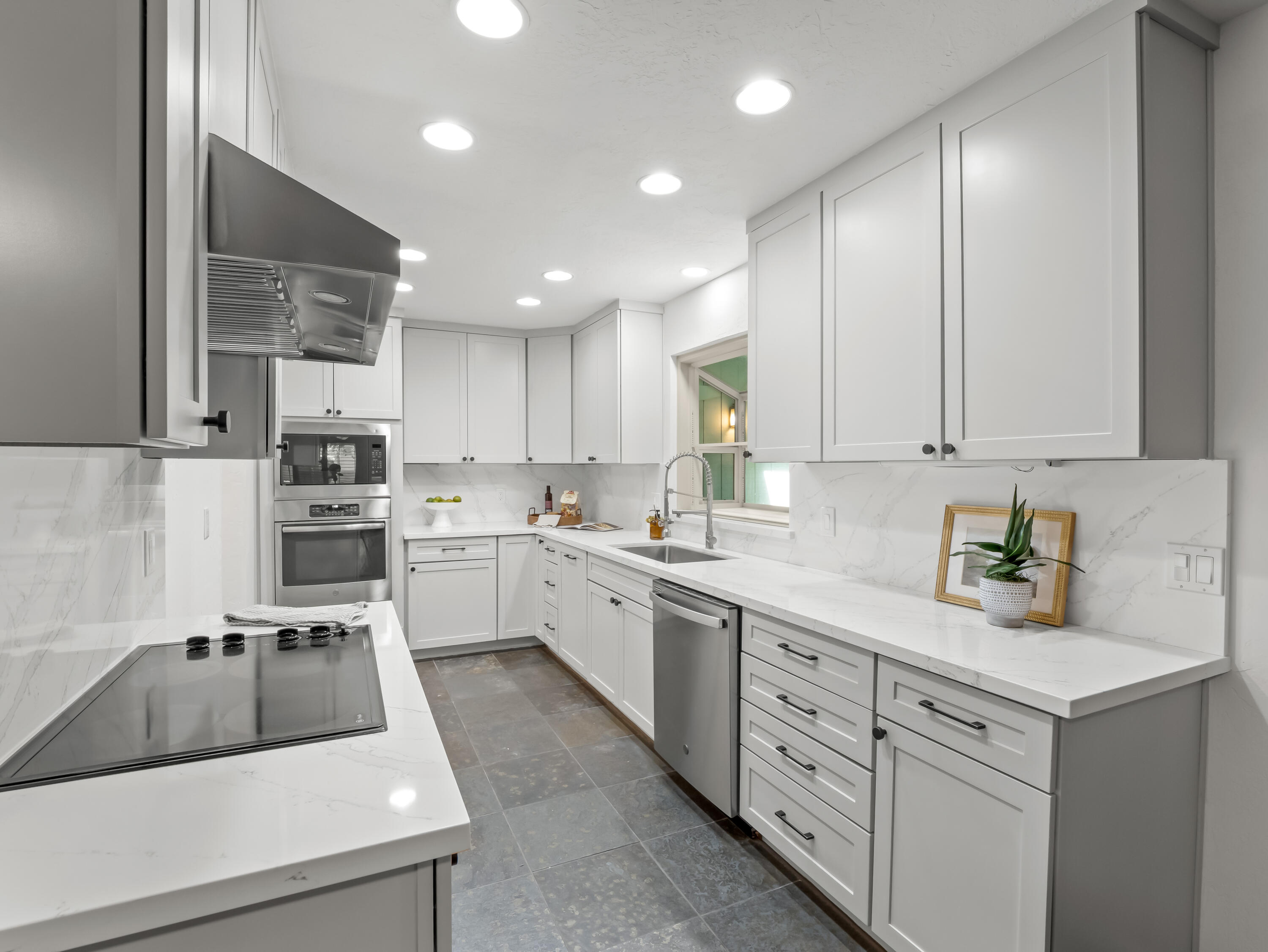 1872 Cougar Ln, Clovis, CA 93611