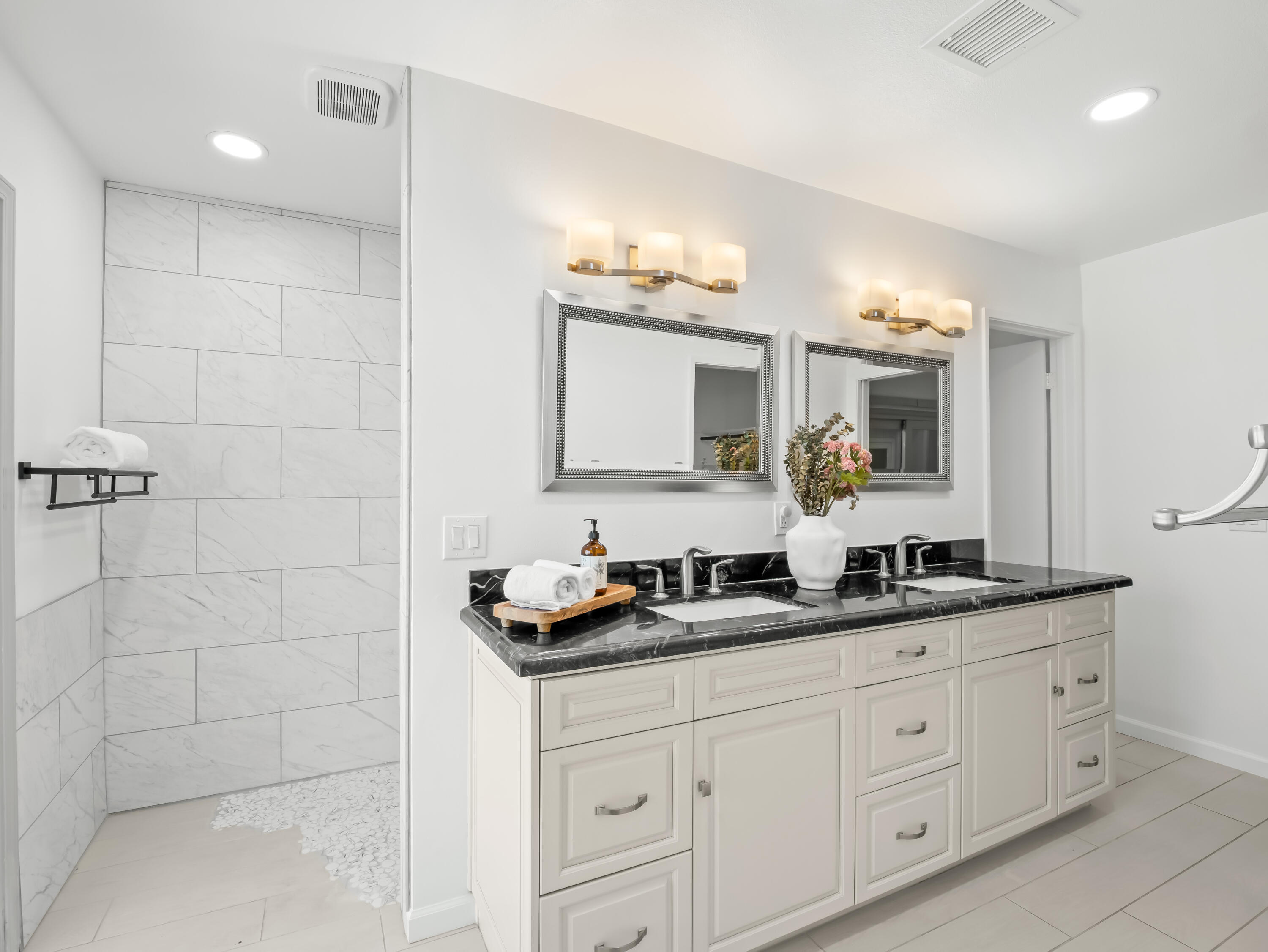 1872 Cougar Ln, Clovis, CA 93611