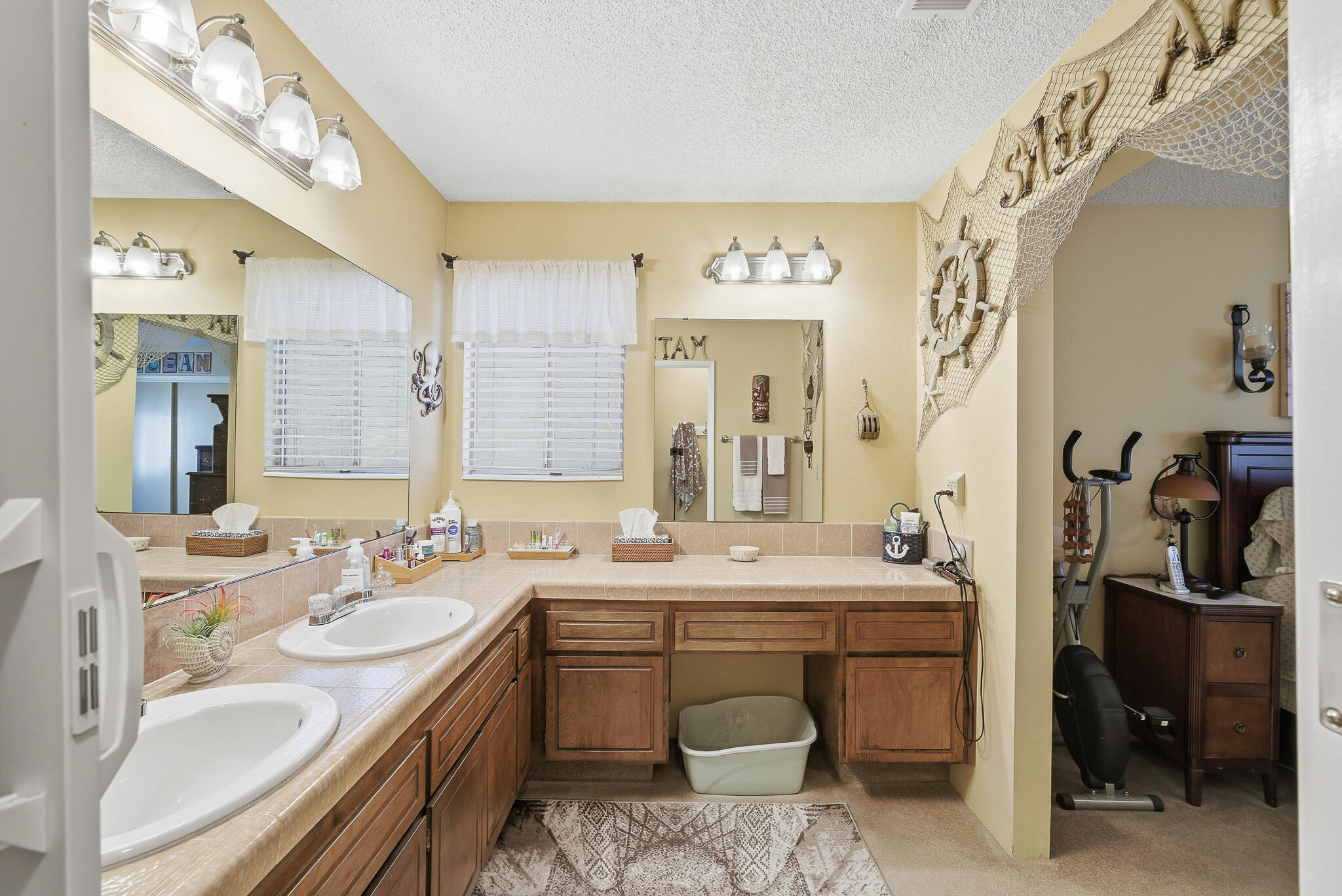 1205 E Ferguson Ave, Visalia, CA 93292