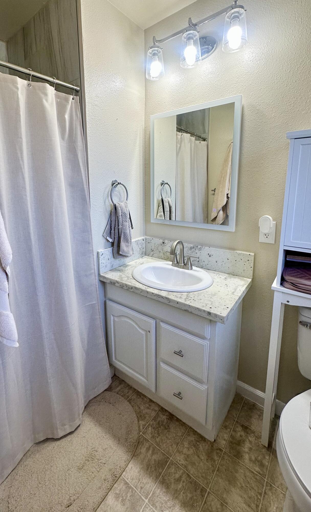 1410 Mulberry Ln, Lemoore, CA 93245