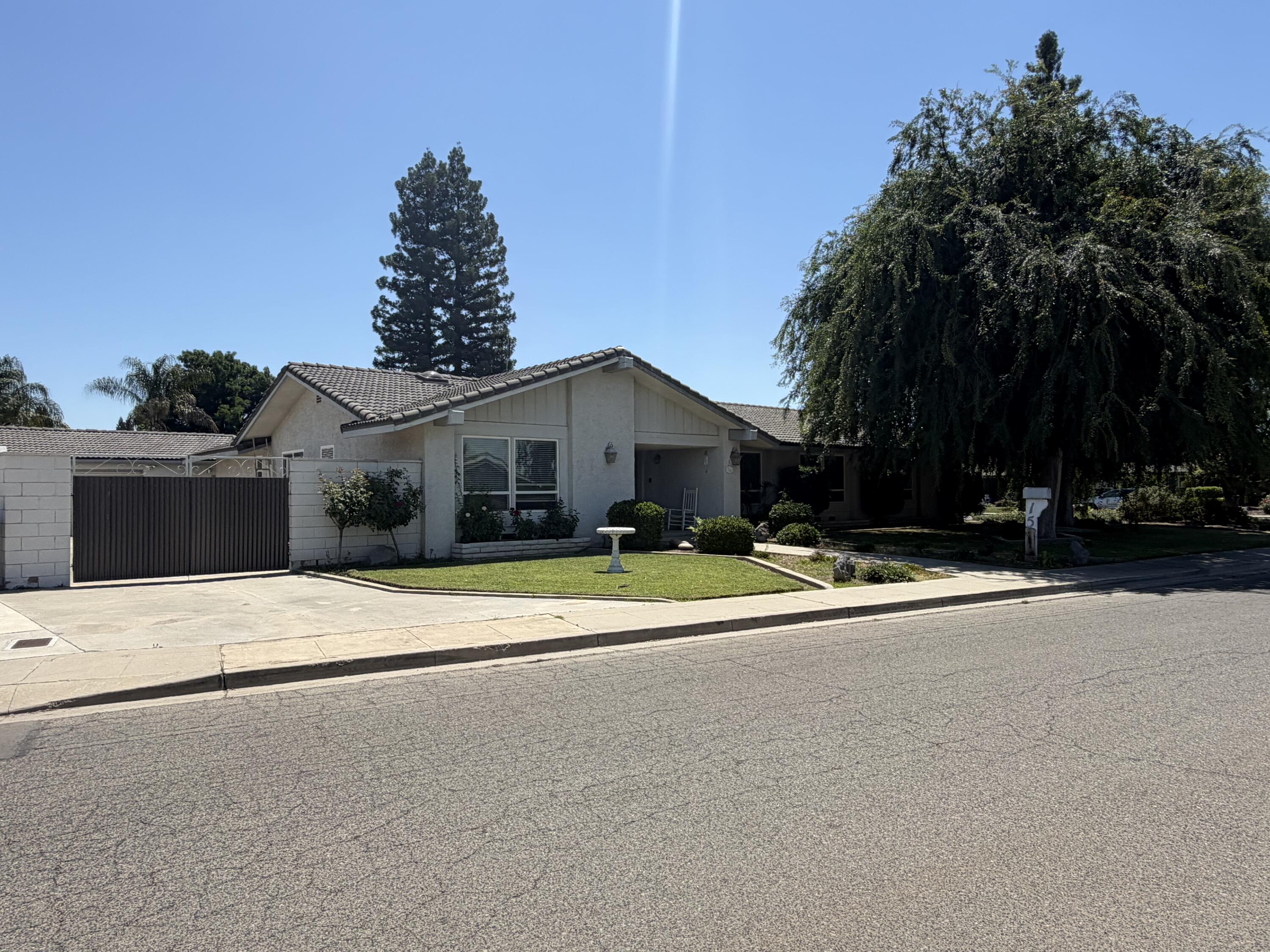 1546 S Wellsley St, Visalia, CA 93277