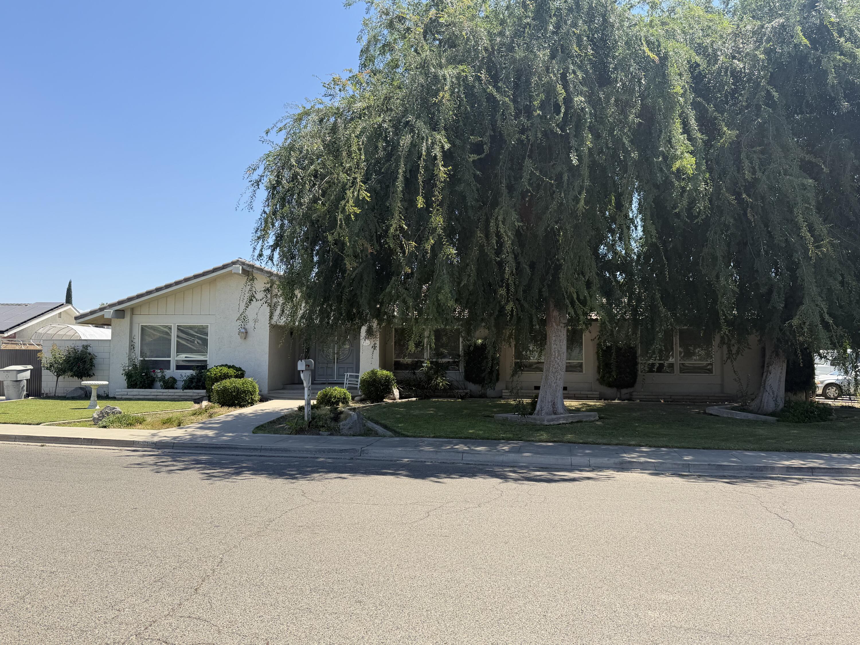 1546 S Wellsley St, Visalia, CA 93277