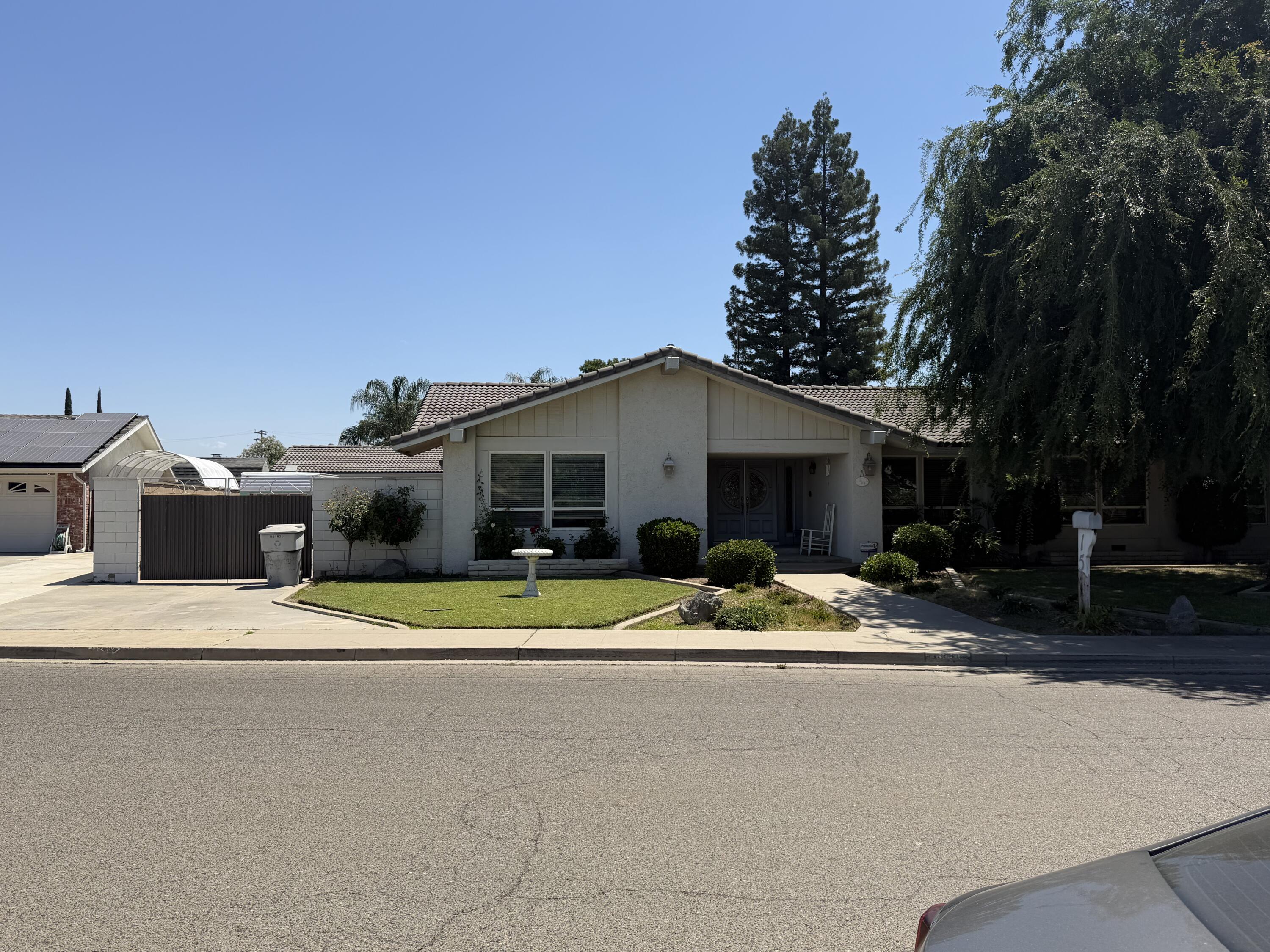 1546 S Wellsley St, Visalia, CA 93277
