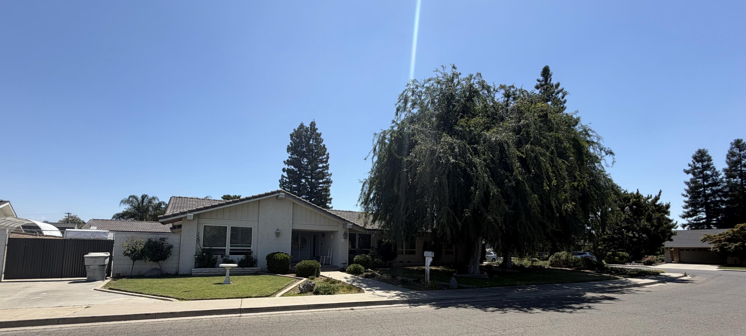 1546 S Wellsley St, Visalia, CA 93277