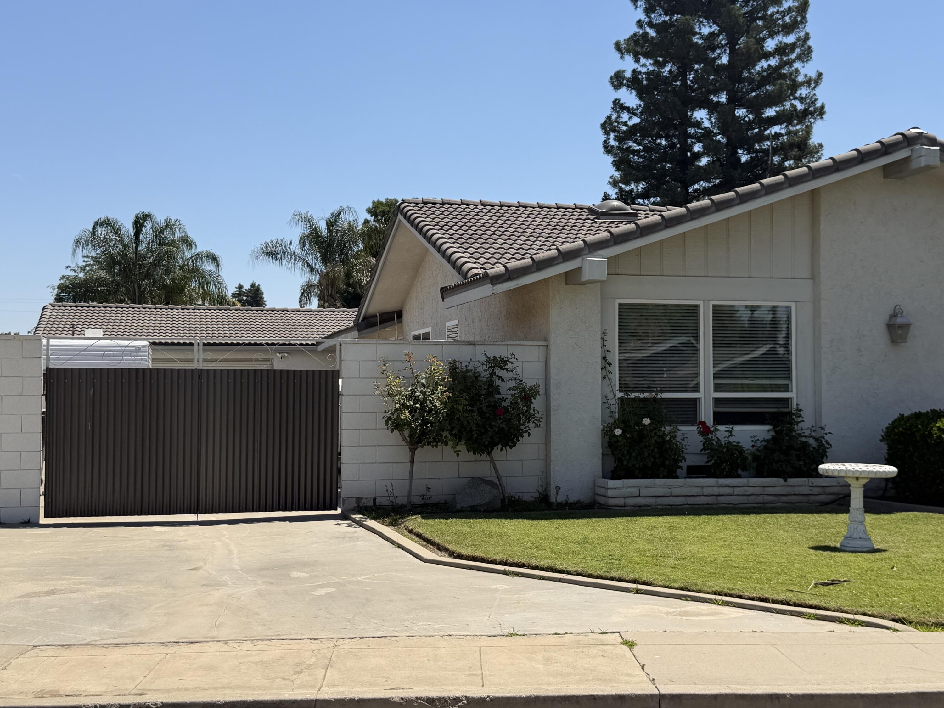 1546 S Wellsley St, Visalia, CA 93277