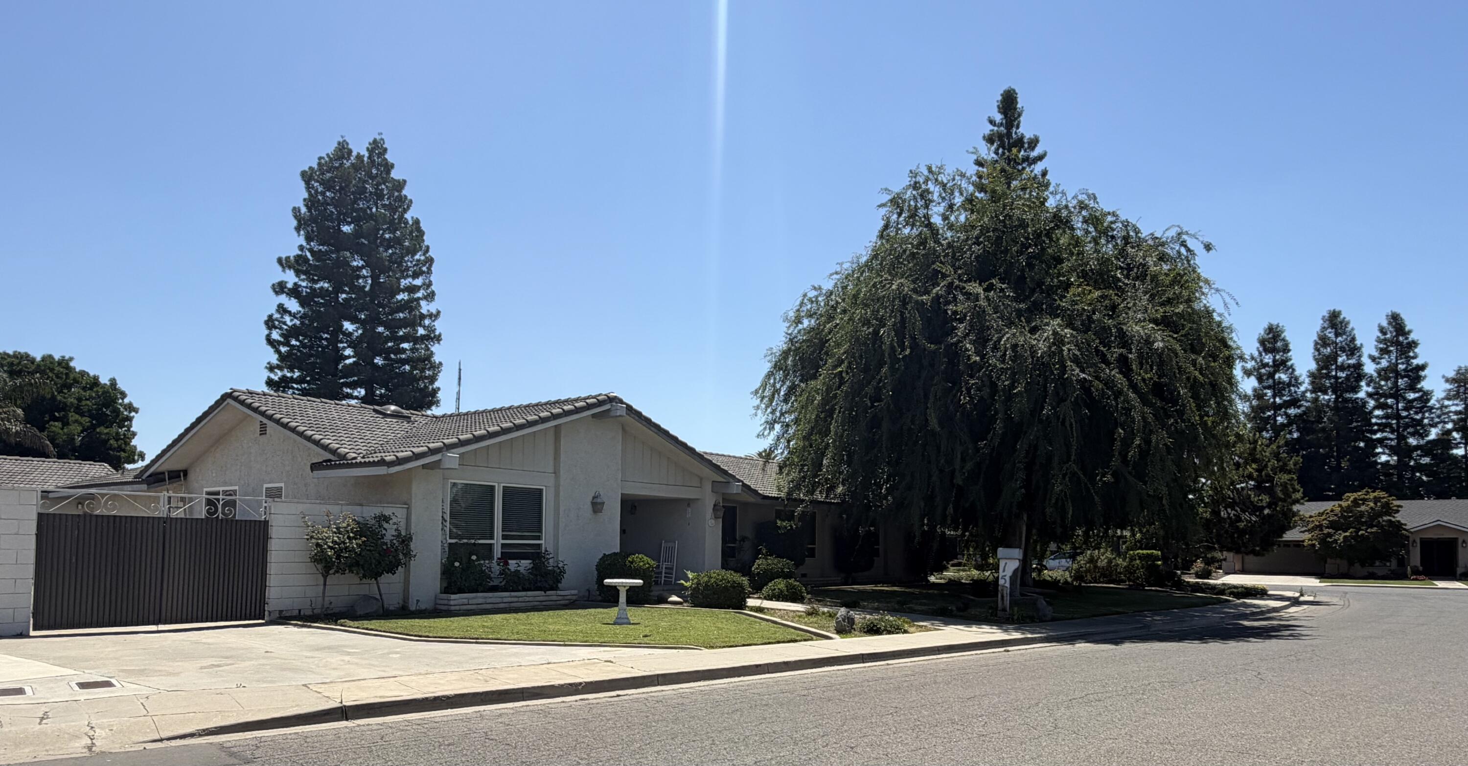 1546 S Wellsley St, Visalia, CA 93277
