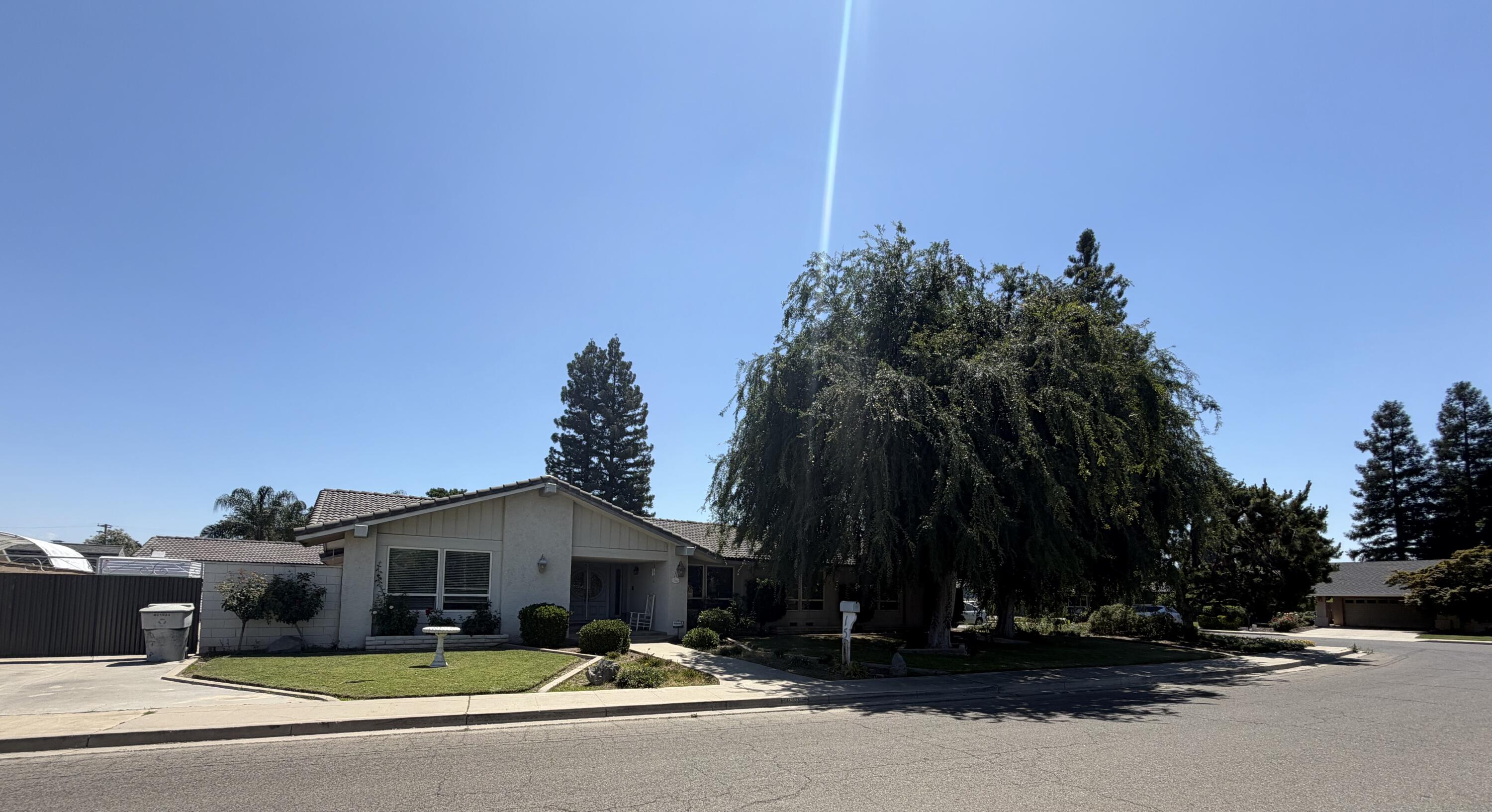 1546 S Wellsley St, Visalia, CA 93277