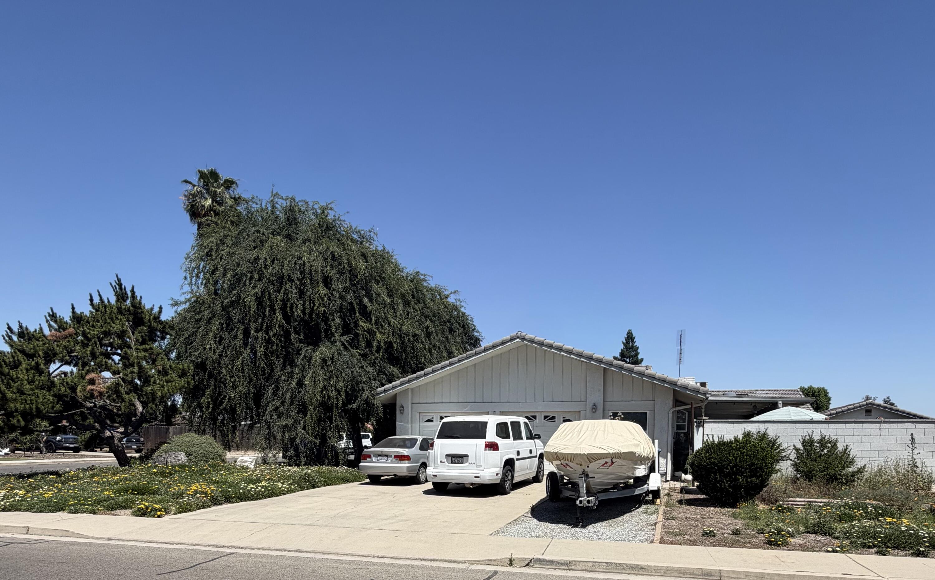 1546 S Wellsley St, Visalia, CA 93277