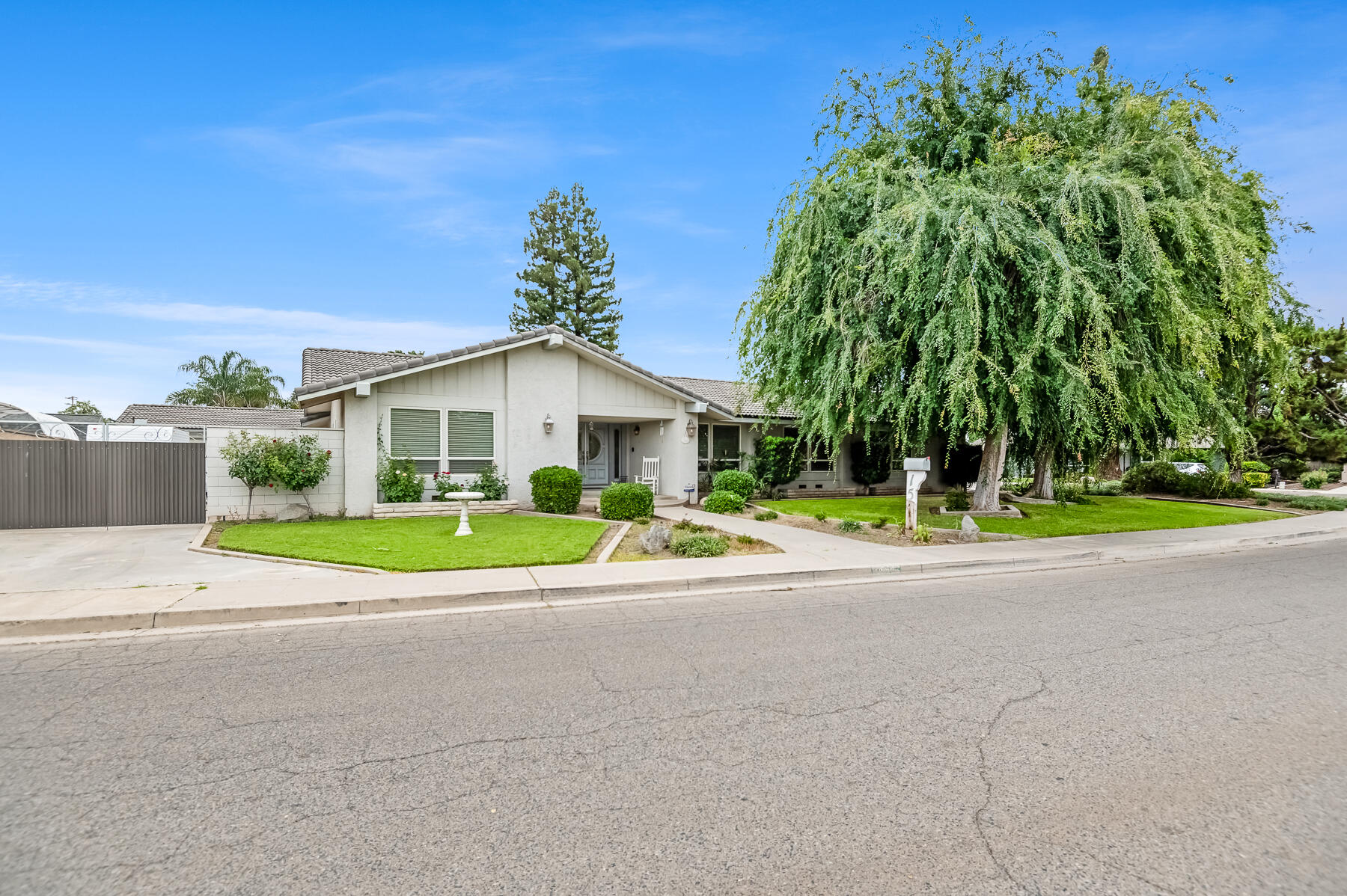 1546 S Wellsley St, Visalia, CA 93277