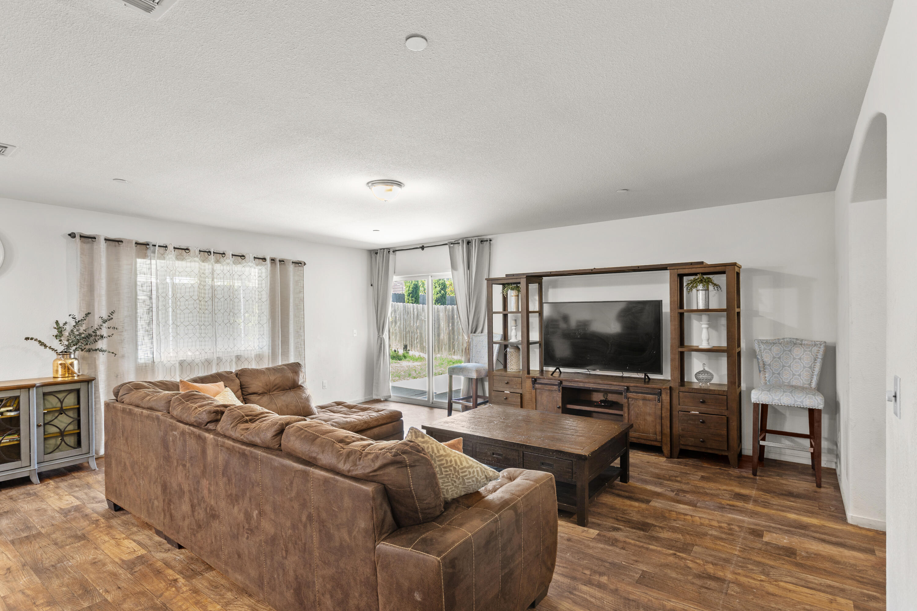 733 W Perez Ave, Visalia, CA 93291