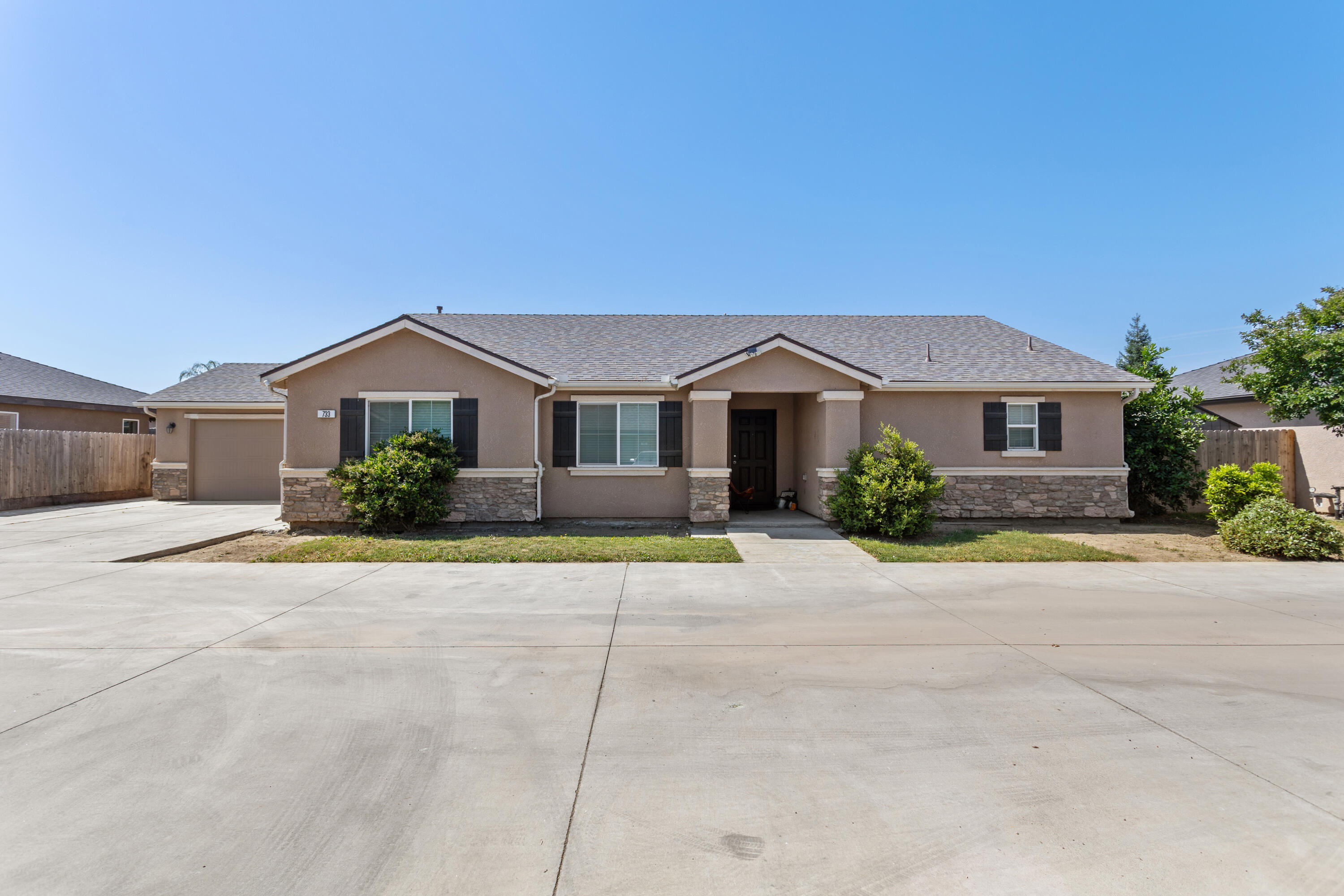 733 W Perez Ave, Visalia, CA 93291