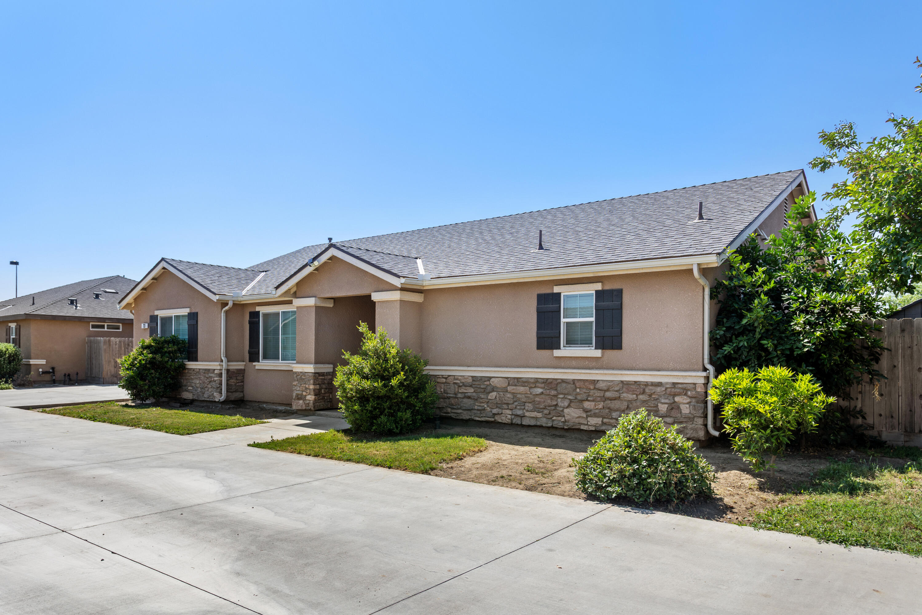 733 W Perez Ave, Visalia, CA 93291