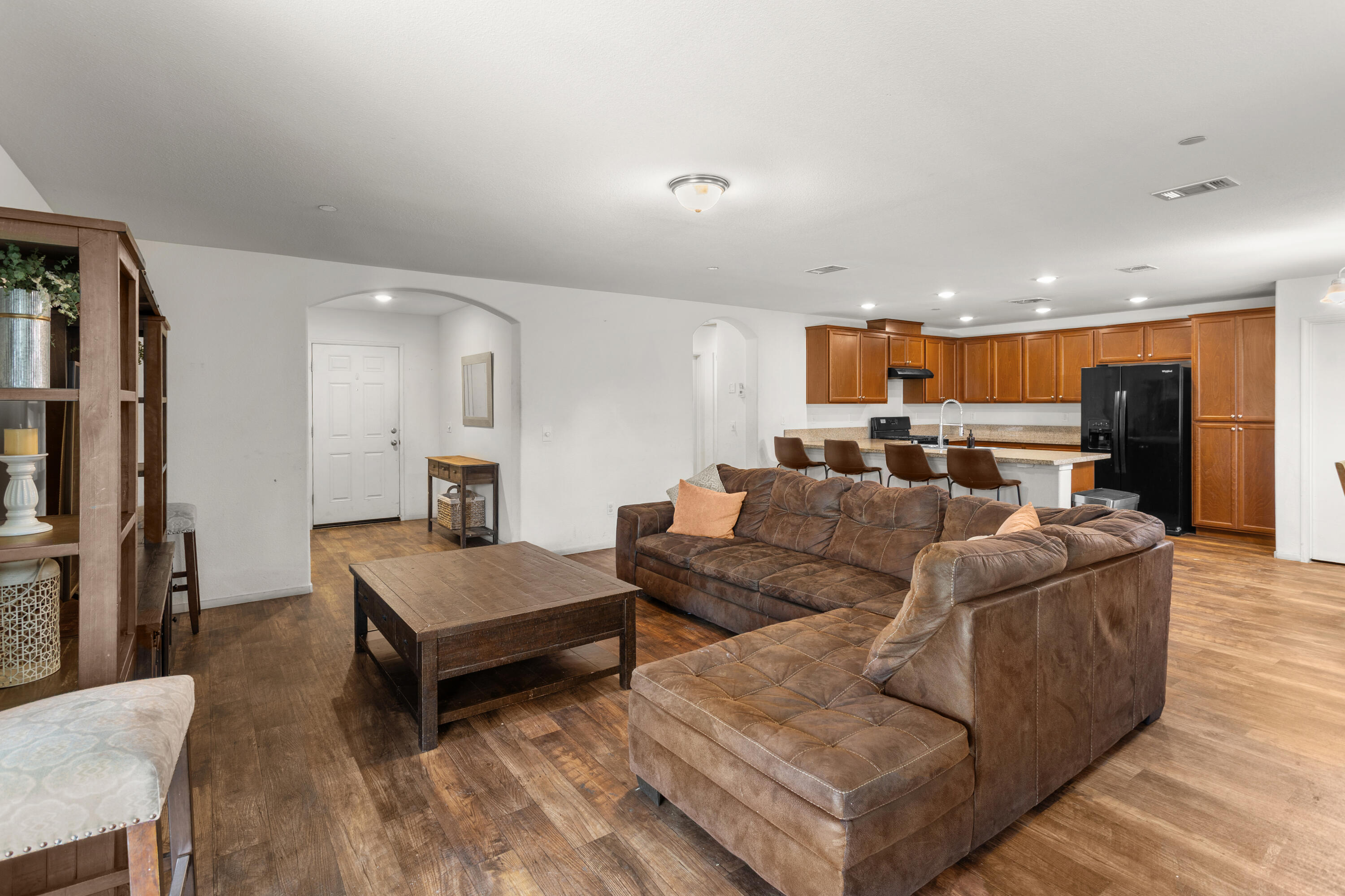733 W Perez Ave, Visalia, CA 93291