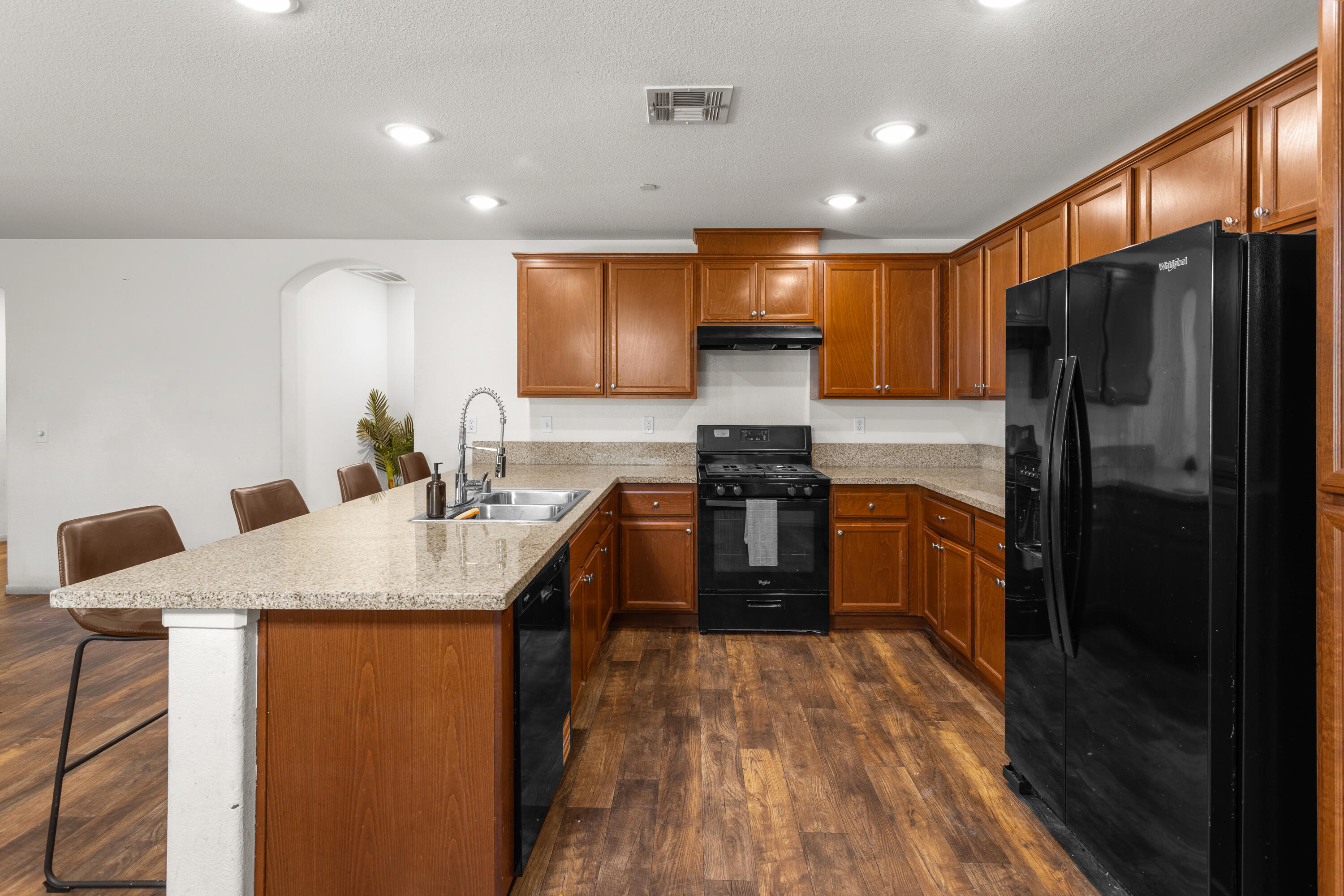 733 W Perez Ave, Visalia, CA 93291