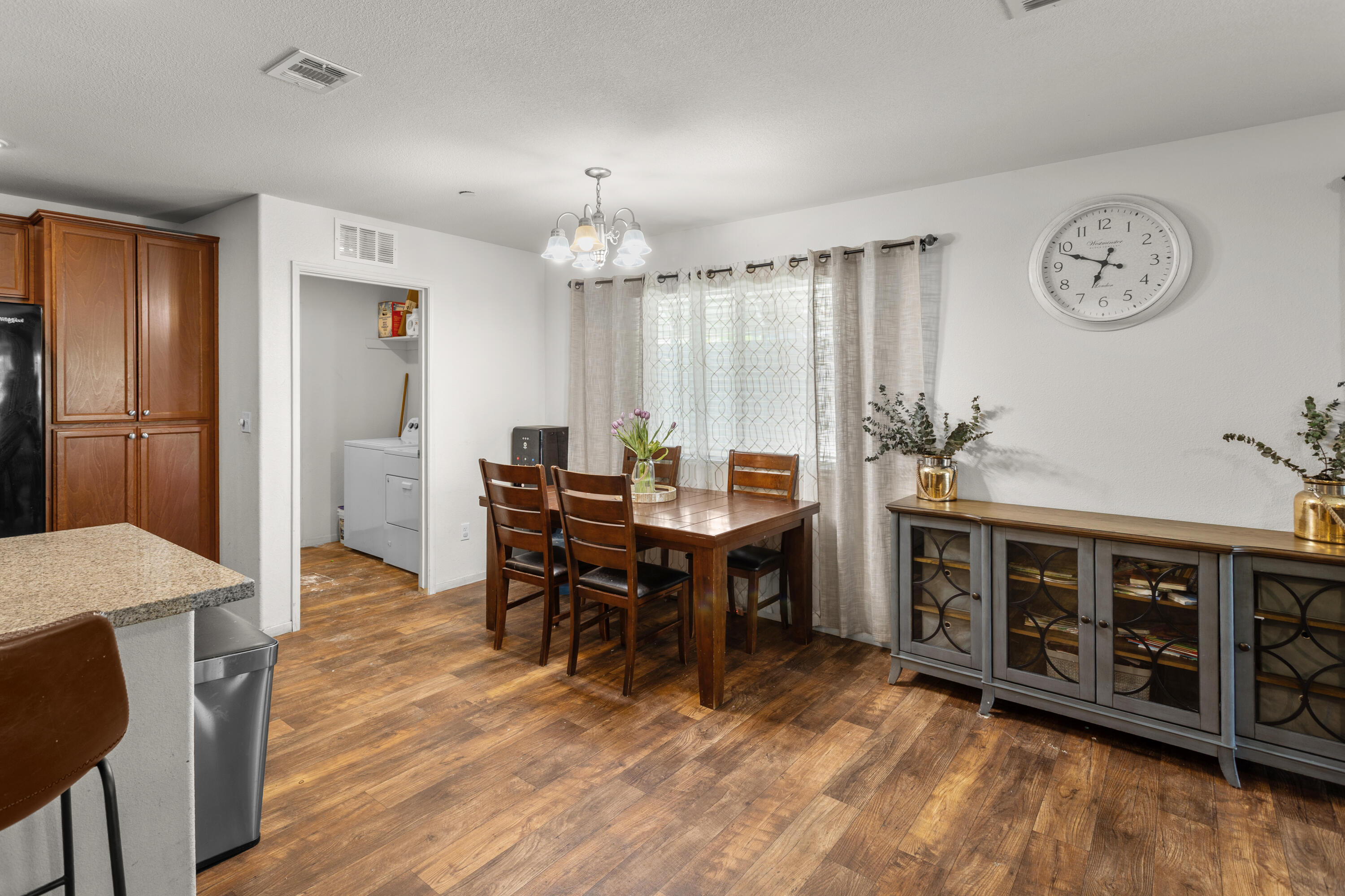 733 W Perez Ave, Visalia, CA 93291