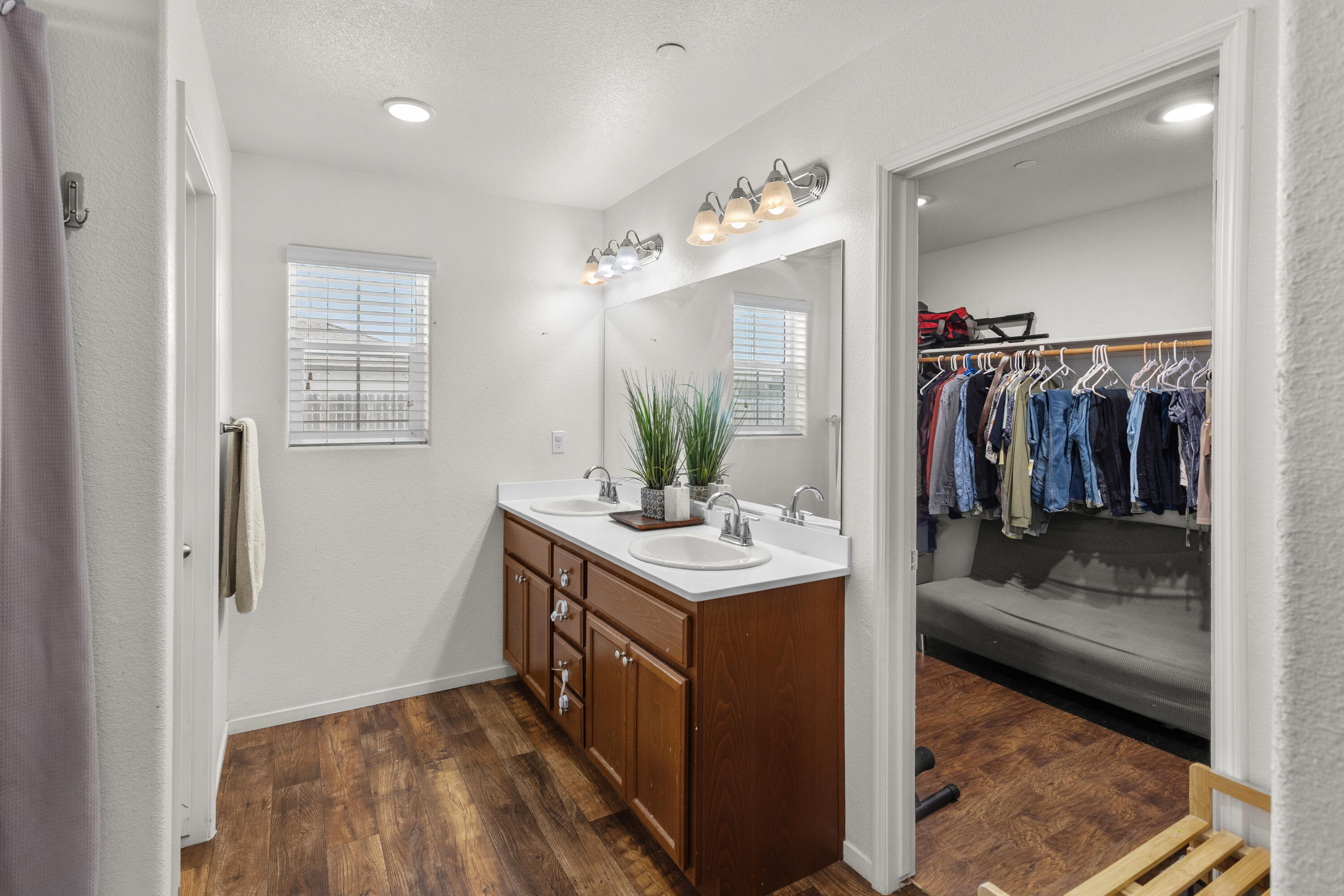 733 W Perez Ave, Visalia, CA 93291