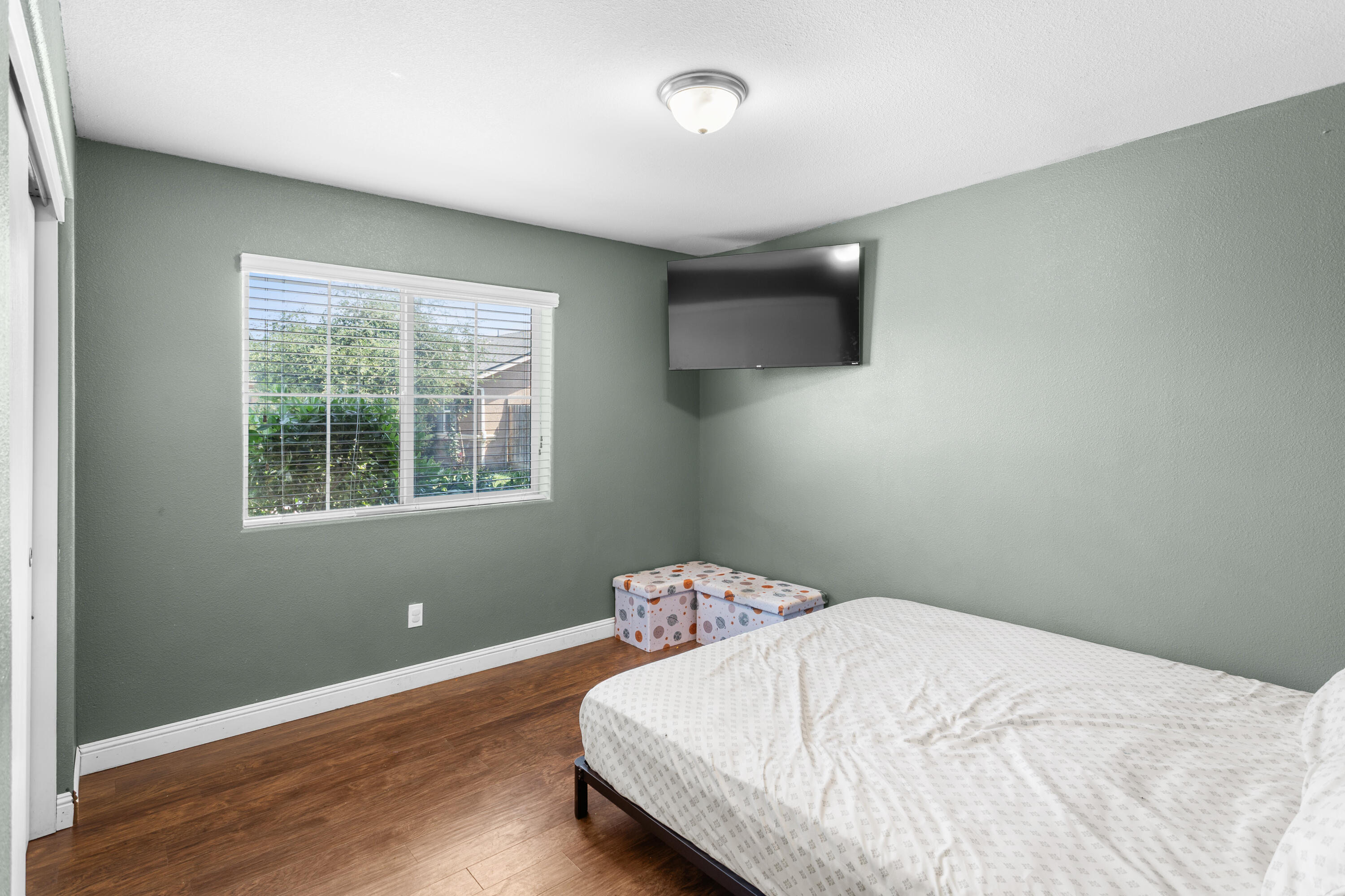 733 W Perez Ave, Visalia, CA 93291