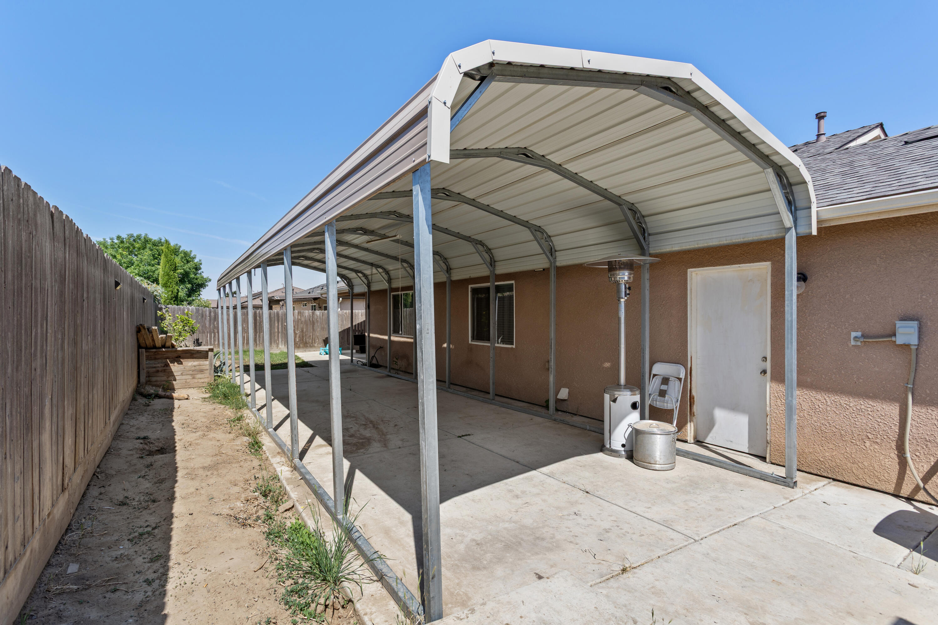 733 W Perez Ave, Visalia, CA 93291
