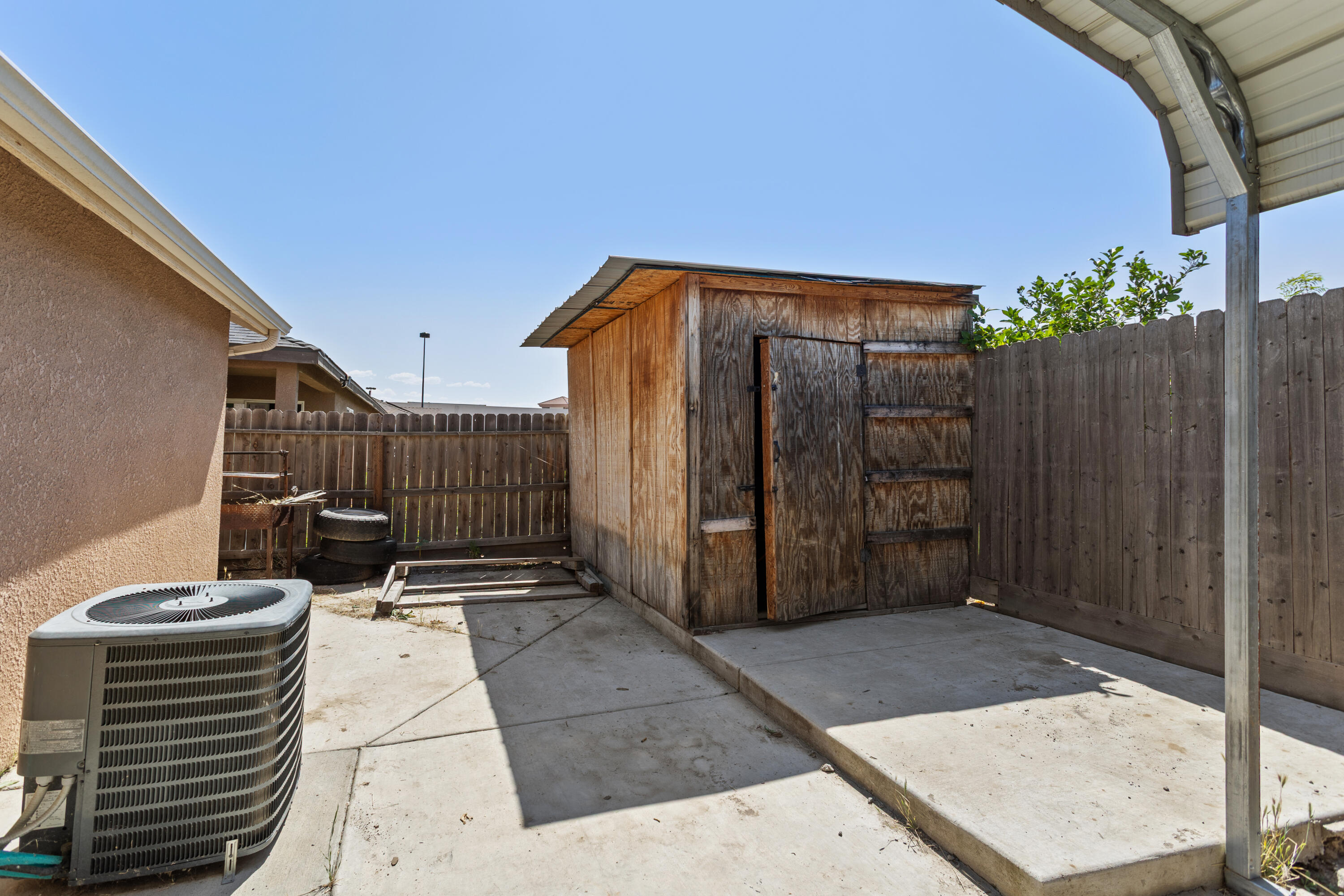 733 W Perez Ave, Visalia, CA 93291