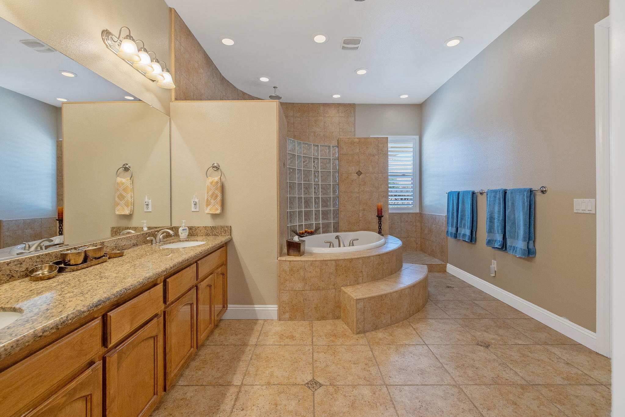760 Saint James Ct, Exeter, CA 93221