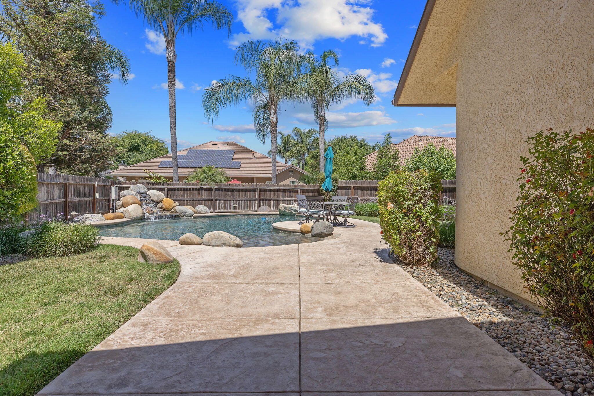 760 Saint James Ct, Exeter, CA 93221